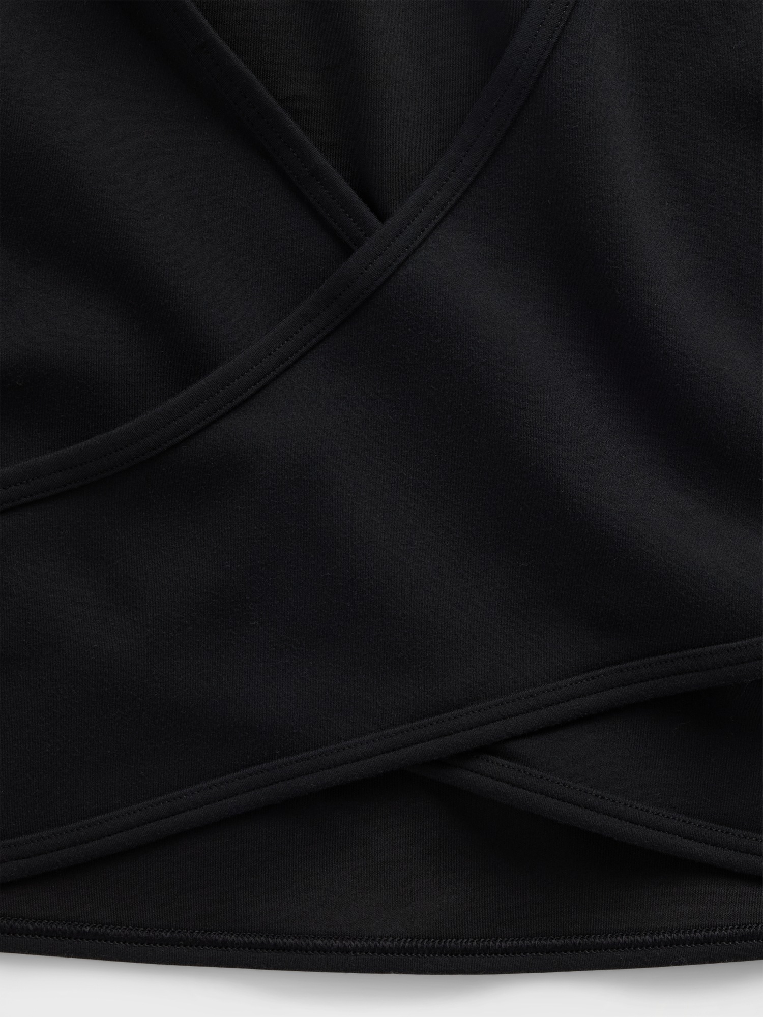 Женский топ Gap GapFit Smooth Reversible Wrap Crop Top, цвет: Чёрный — фото 3
