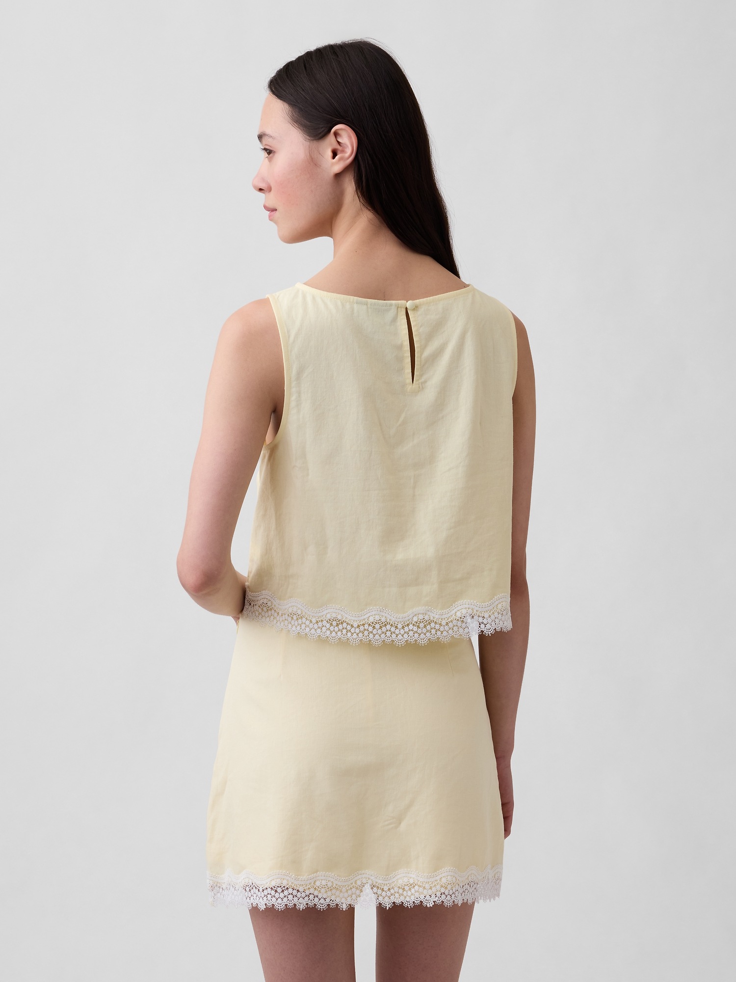 Женский топ Gap Linen-Blend Lace-Hem Crop Shell Top, цвет: Жёлтый — фото 3