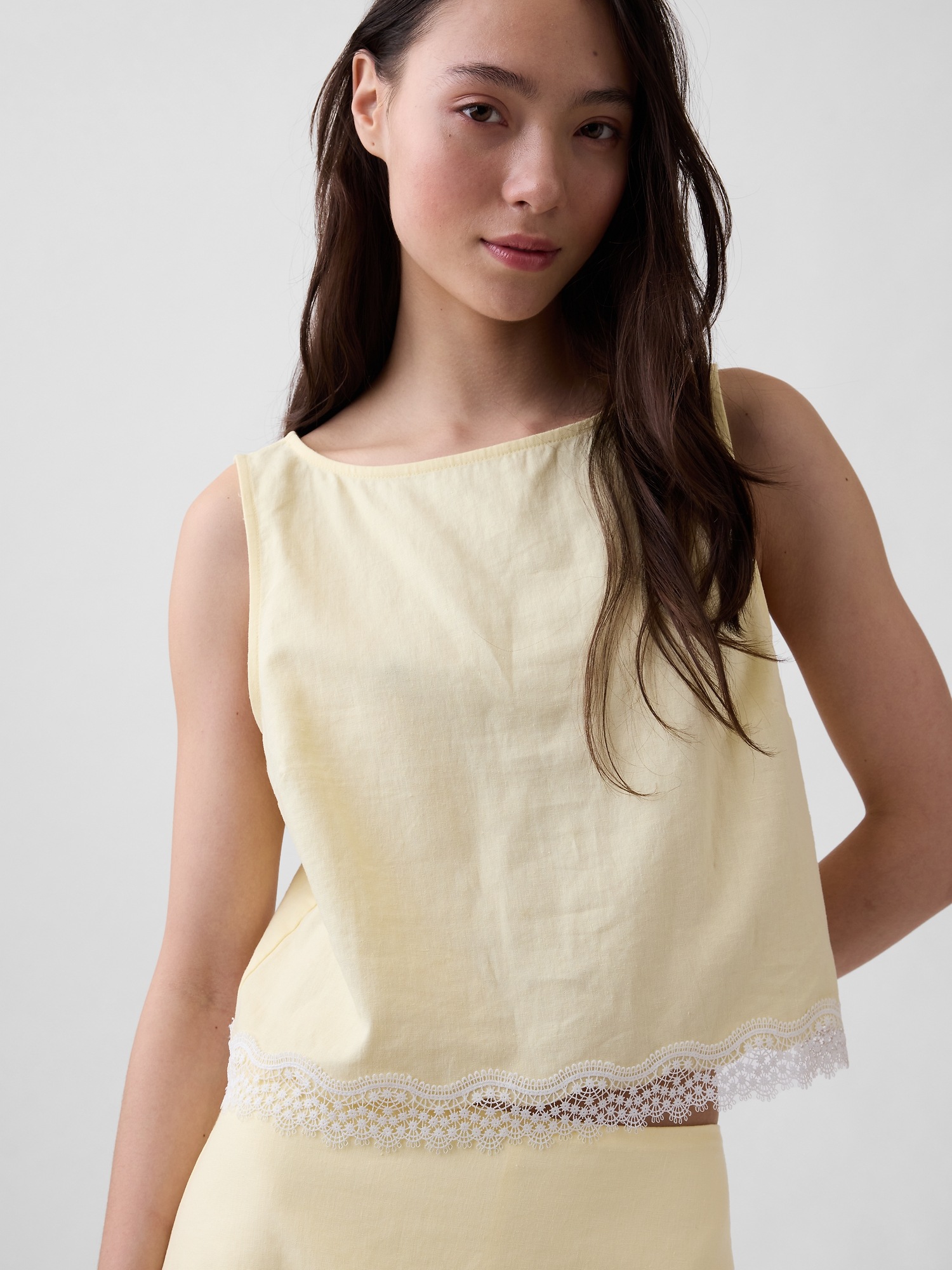 Женский топ Gap Linen-Blend Lace-Hem Crop Shell Top, цвет: Жёлтый — фото 4
