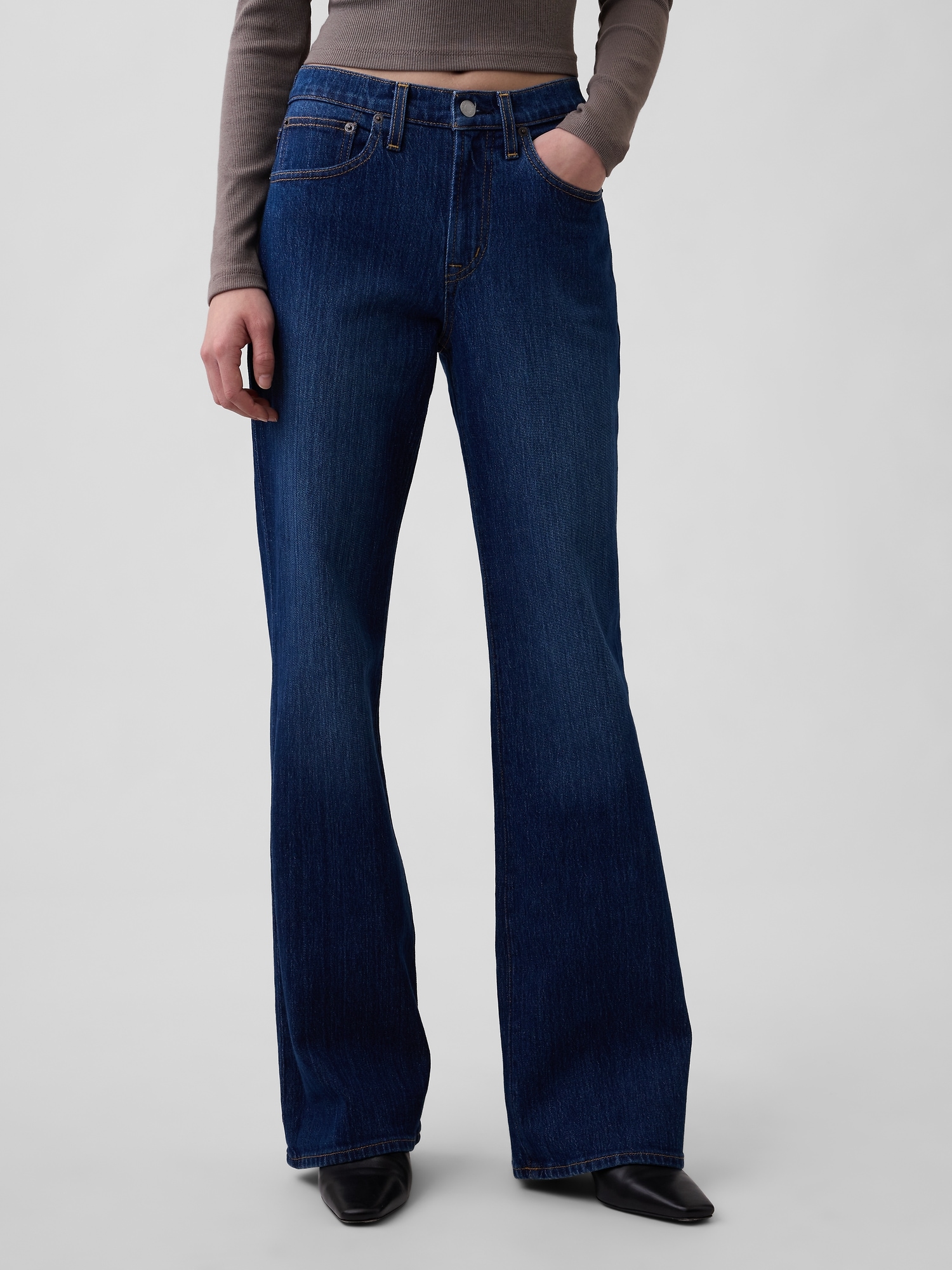 Женские джинсы Gap Mid Rise Relaxed Flare Jeans — фото 2
