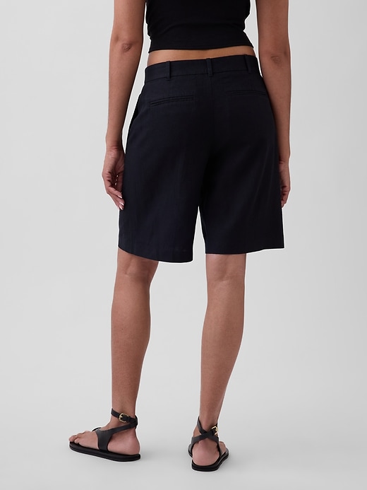 Image number 4 showing, 9" Low Rise Linen-Blend Trouser Shorts