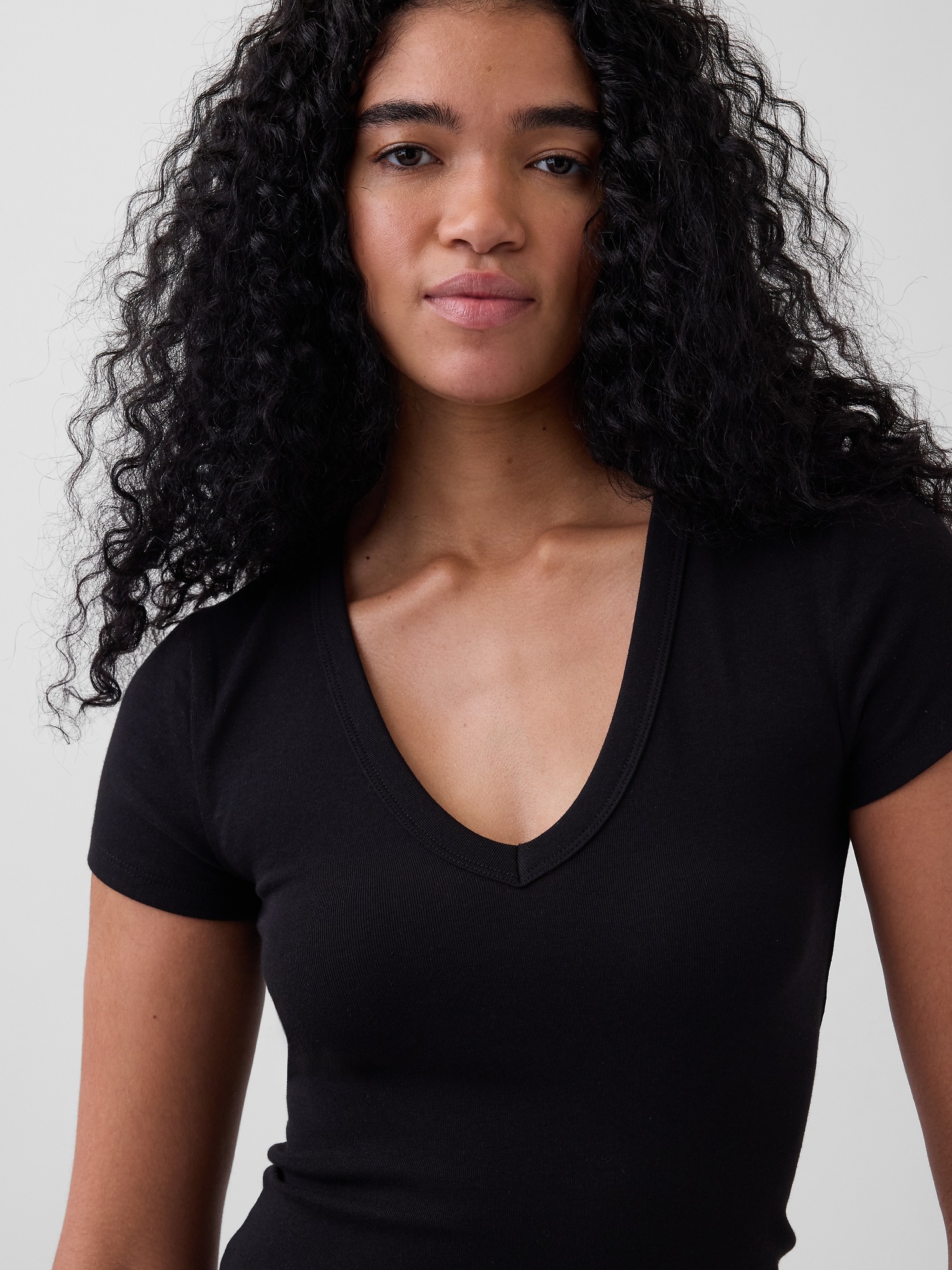 Женская футболка Gap Modern V-Neck, цвет: Чёрный — фото 4