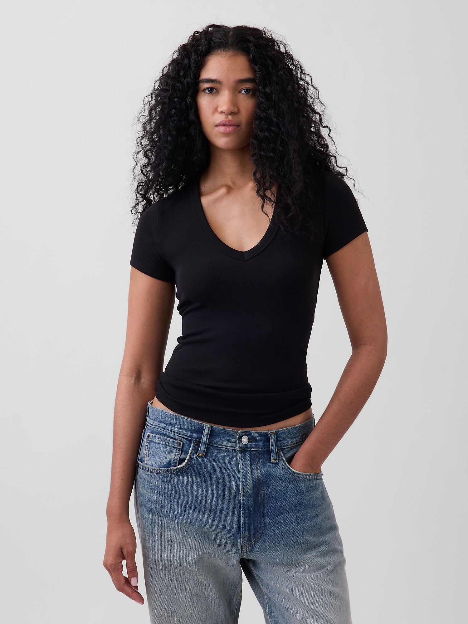 Женская футболка Gap Modern V-Neck, цвет: Чёрный