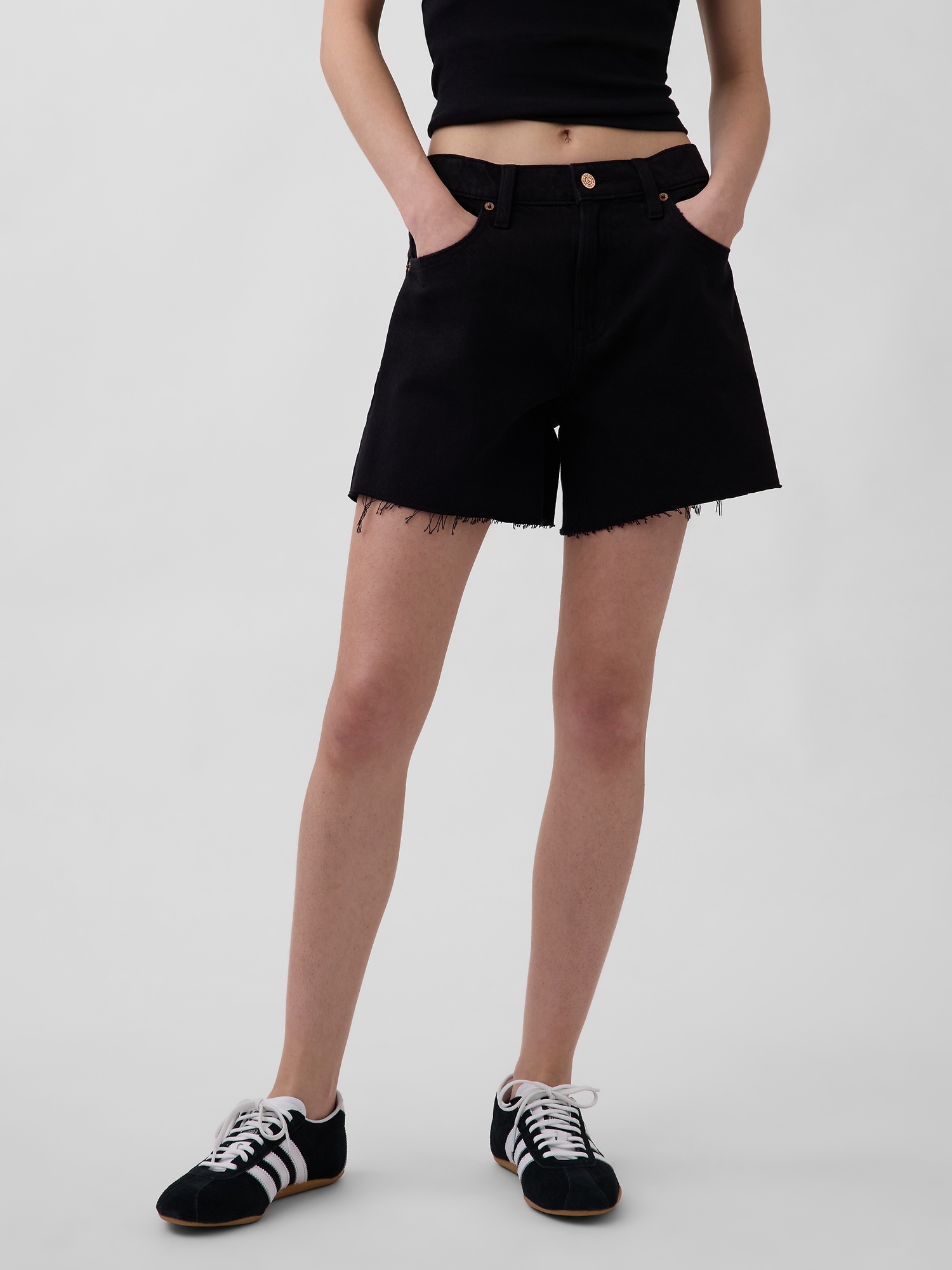 Женские шорты Gap 4" Mid Rise UltraSoft Relaxed Cutoff, цвет: Чёрный — фото 2