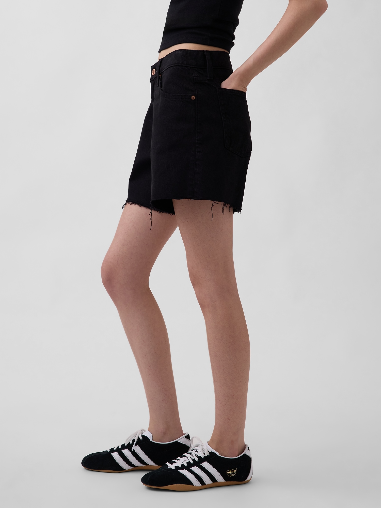 Женские шорты Gap 4" Mid Rise UltraSoft Relaxed Cutoff, цвет: Чёрный — фото 3