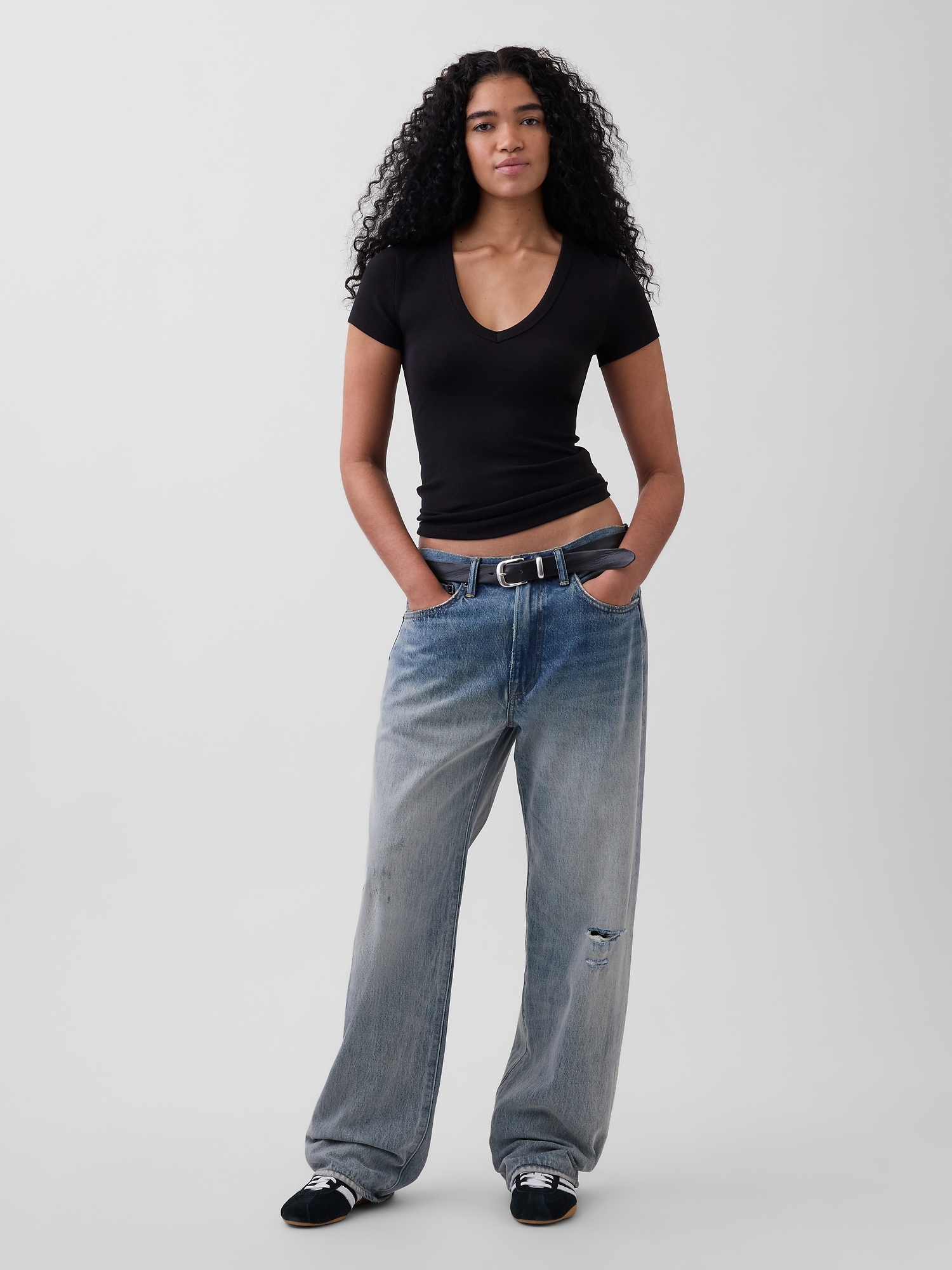 Женская футболка Gap Modern V-Neck, цвет: Чёрный — фото 2