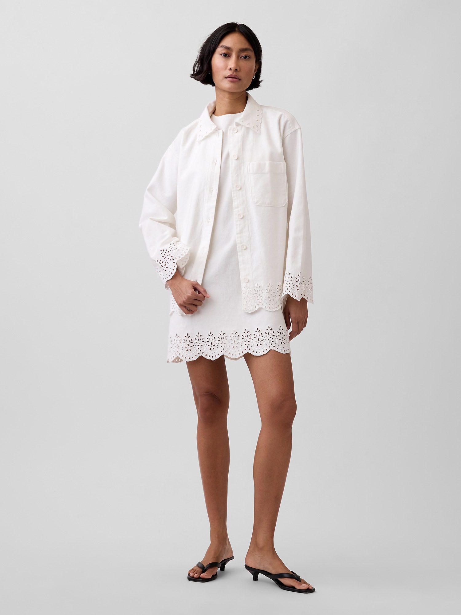 Женская куртка Gap Eyelet Hem Relaxed Shirt Jacket, цвет: Молочный белый — фото 2