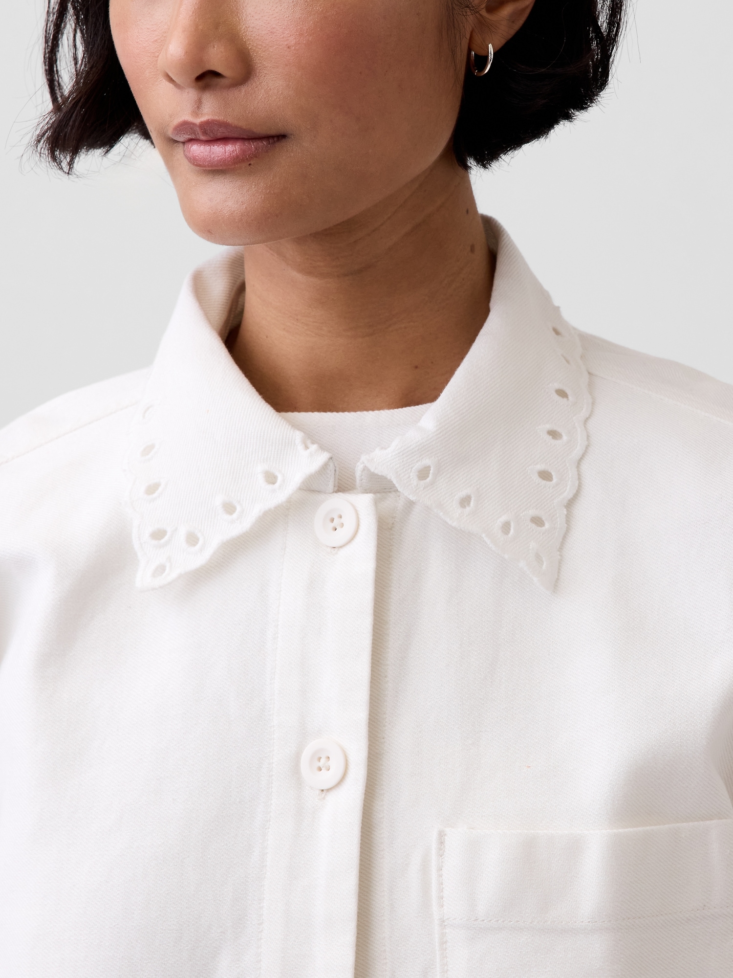 Женская куртка Gap Eyelet Hem Relaxed Shirt Jacket, цвет: Молочный белый — фото 3