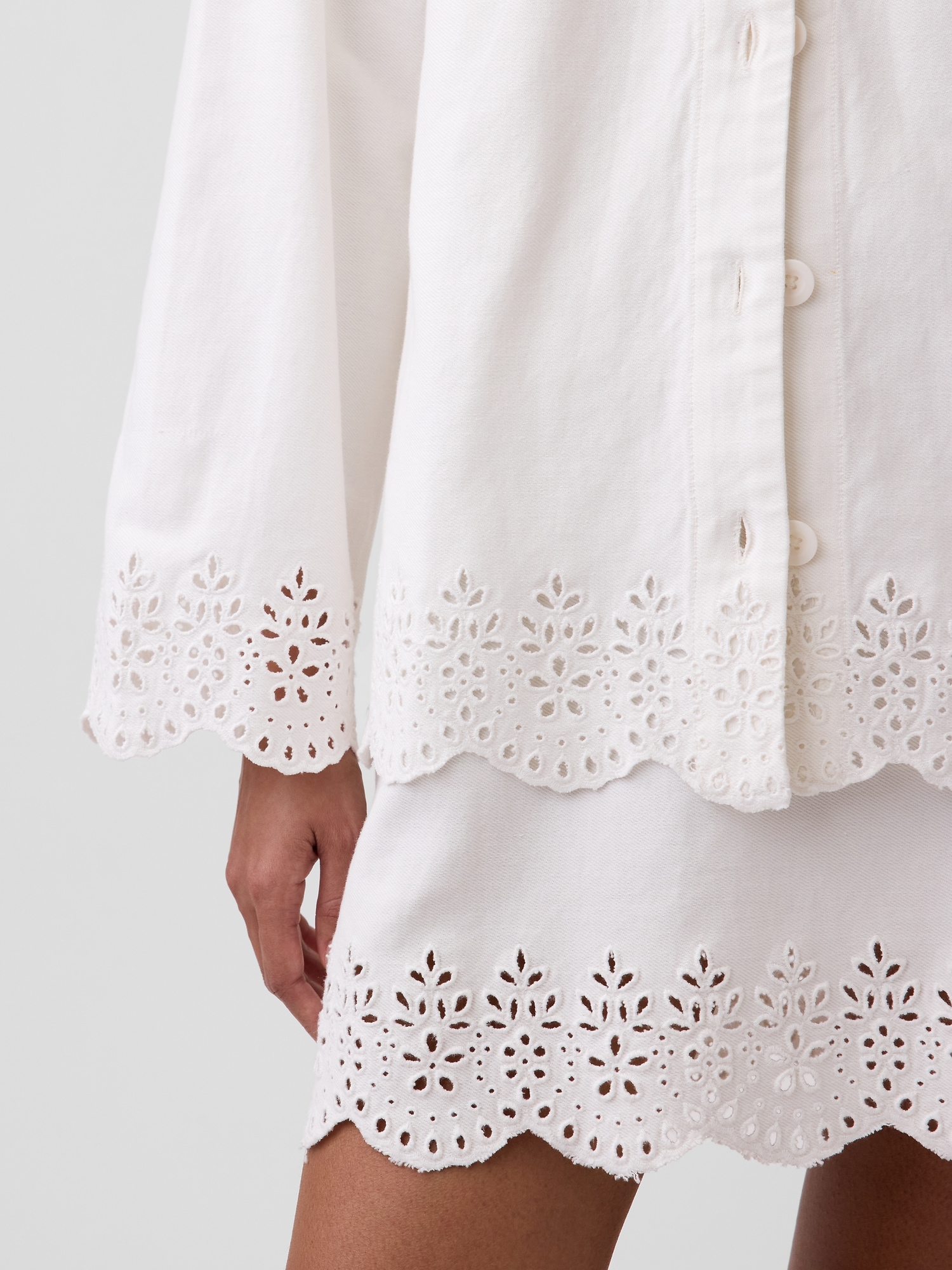 Женская куртка Gap Eyelet Hem Relaxed Shirt Jacket, цвет: Молочный белый — фото 4