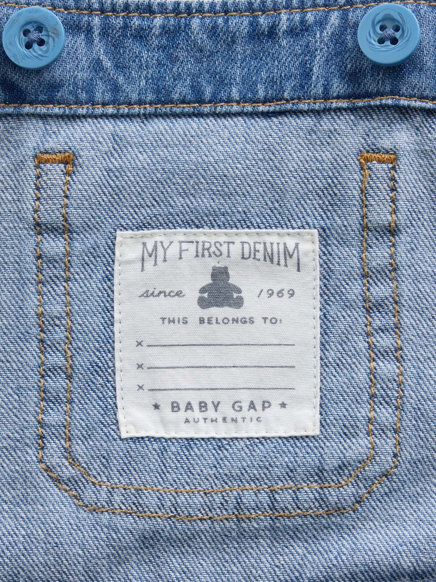 Детский джинсовый комбинезон-шорты Gap, цвет: Средняя варка — фото 2
