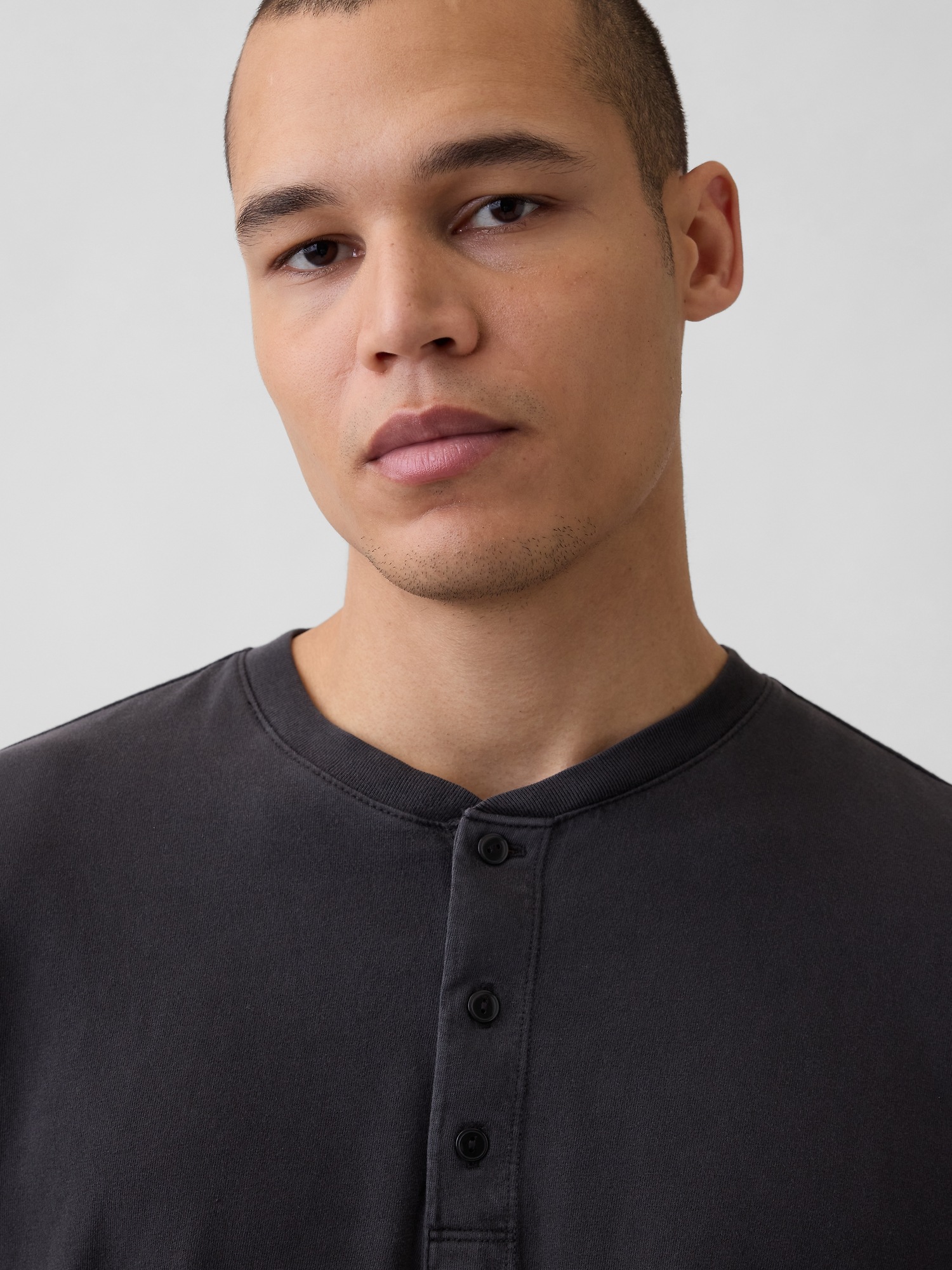 Мужские футболки Gap Relaxed Henley T-Shirt — фото 4