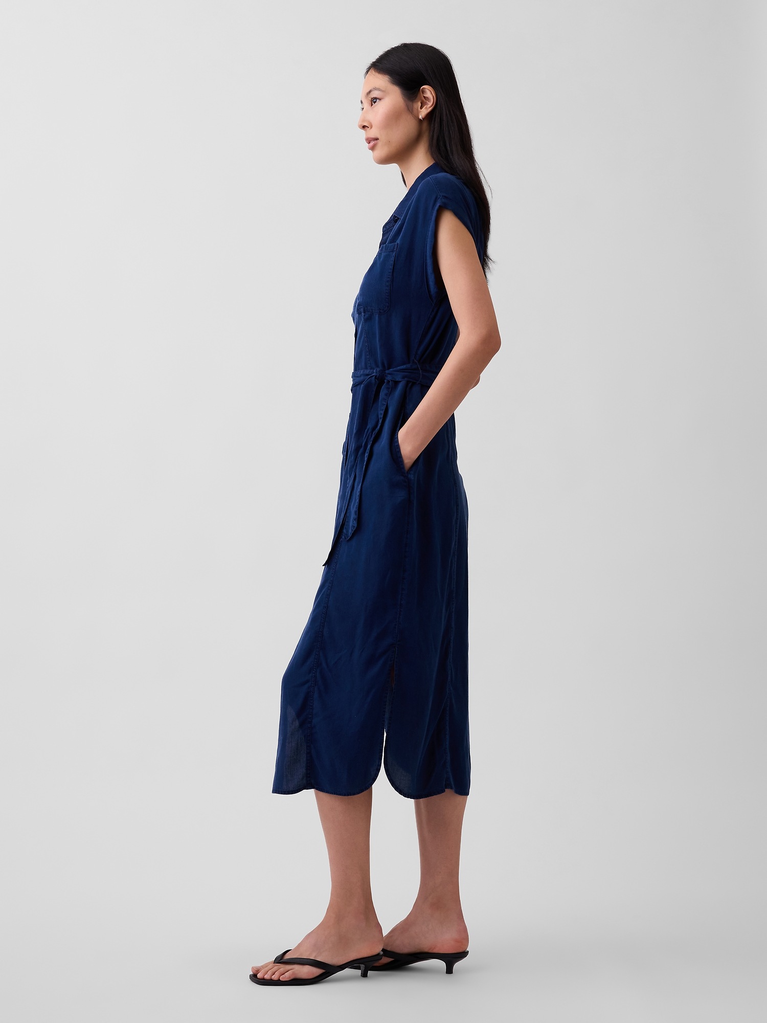 Женское платье Gap Denim Tie-Waist Utility Midi, цвет: Тёмная варка — фото 2