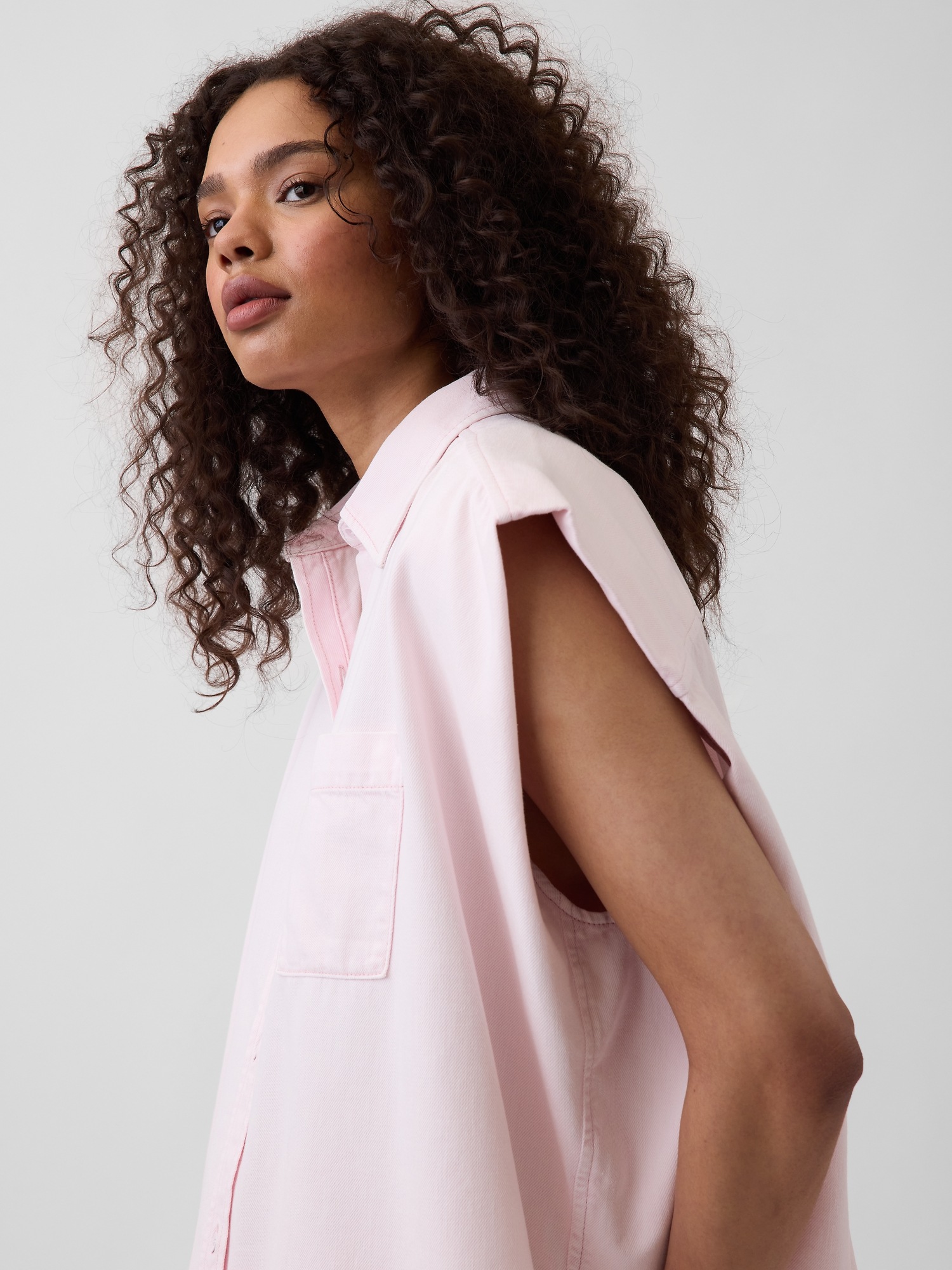 Женская рубашка Gap × HFR UltraSoft Denim Wide-Shoulder Shirt by Nicole Benefield Portfolio, цвет: Мягкий розовый — фото 2