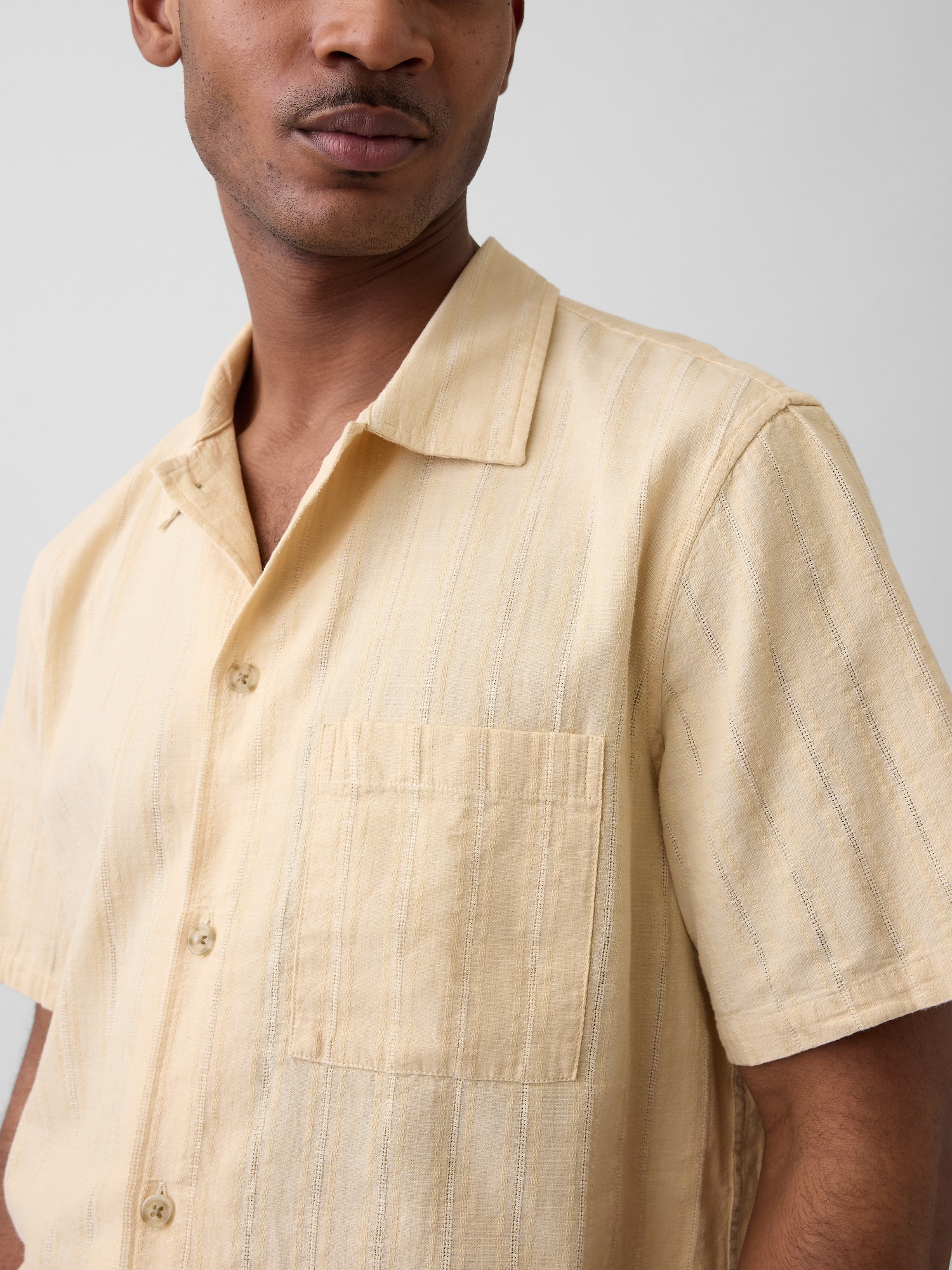 Мужские рубашки Gap Dobby Relaxed Straight-Hem Shirt — фото 4