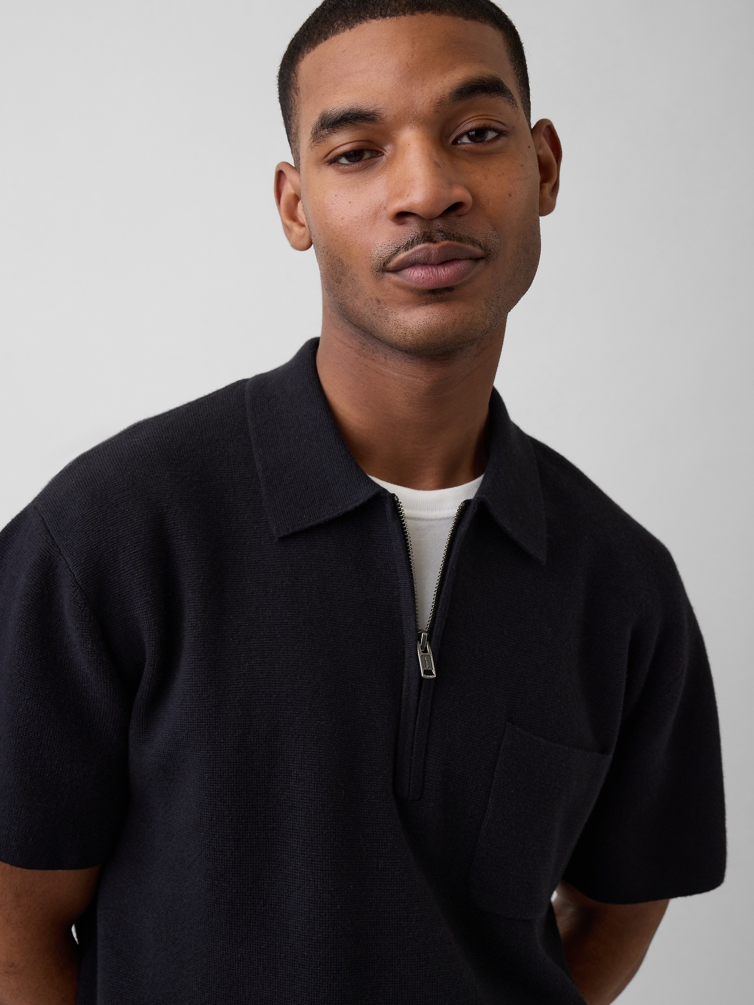 Мужской свитер Gap Oversized Quarter-Zip Pocket Polo Sweater, цвет: Чёрный — фото 4
