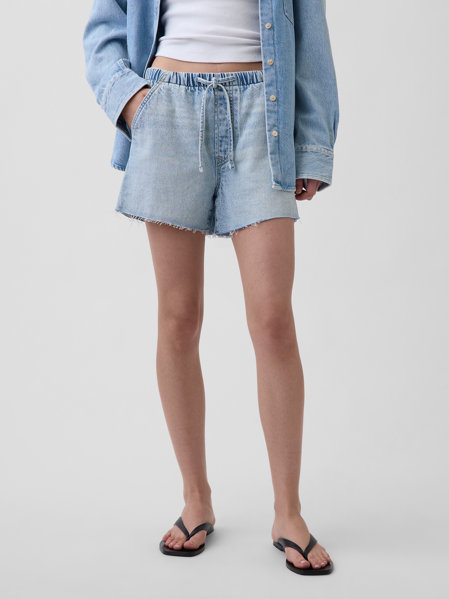 Женские шорты Gap 3.5” Low Slung Easy Denim Shorts, цвет: Светлый индиго — фото 2