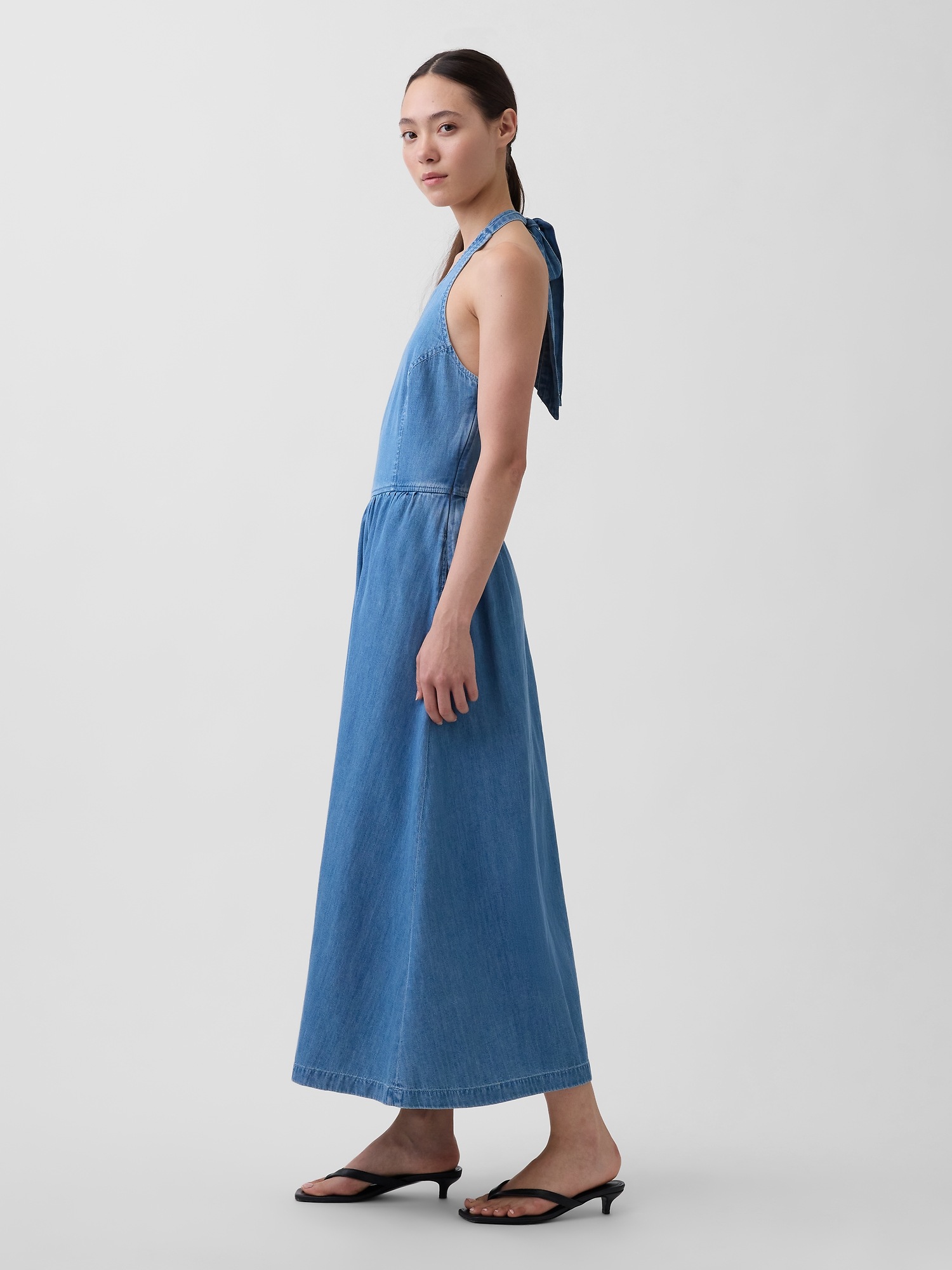 Женское платье Gap Denim Tie-Back Halter Maxi, цвет: Средняя варка — фото 3