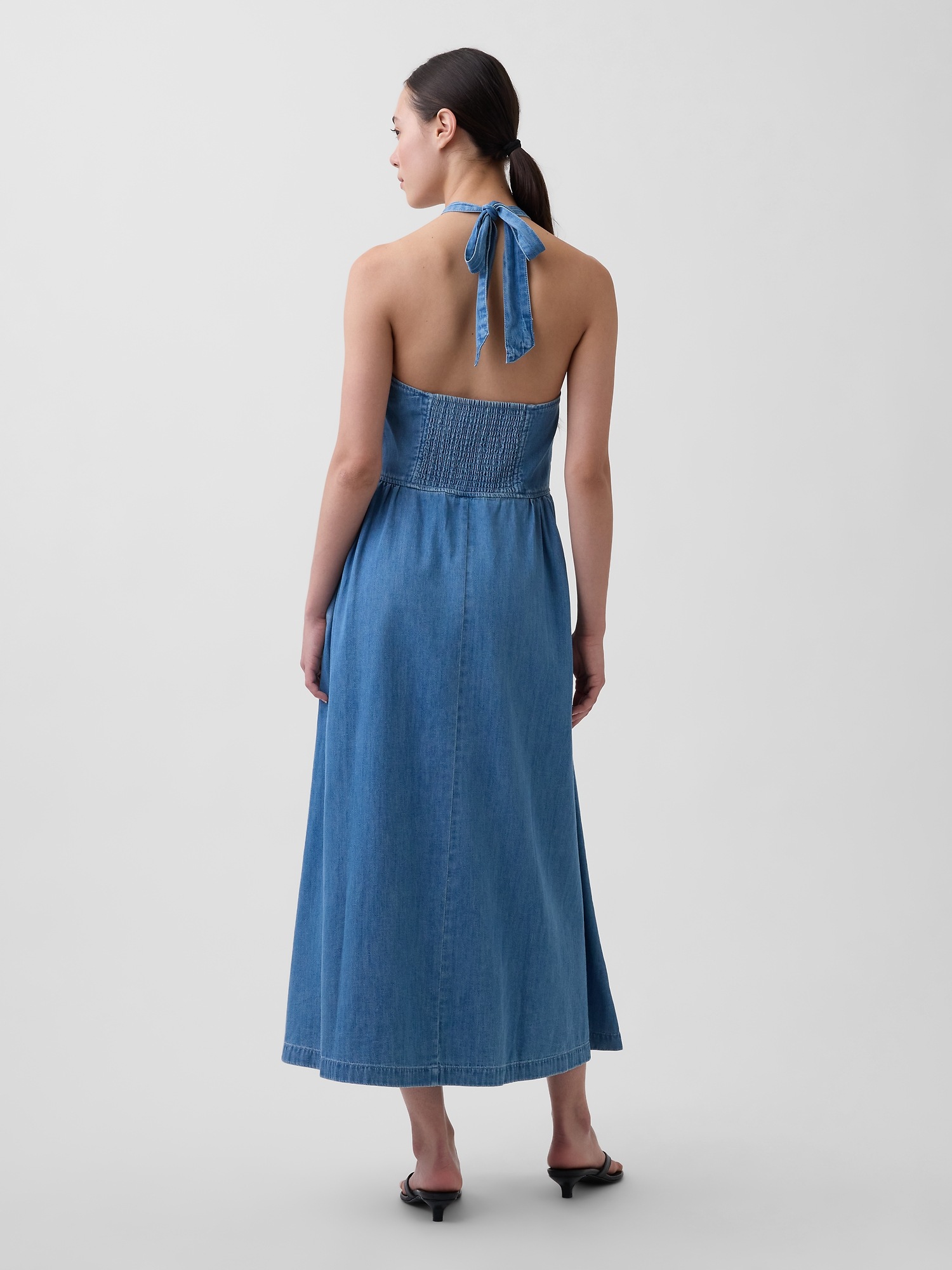 Женское платье Gap Denim Tie-Back Halter Maxi, цвет: Средняя варка — фото 2