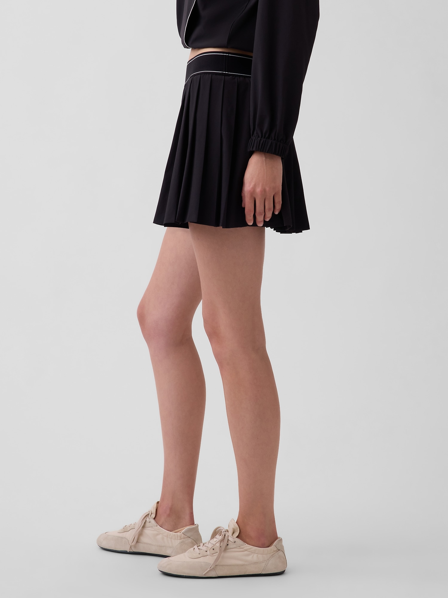 Женская юбка-шорты Gap GapFit Tech Pleated Exercise Skort, цвет: Чёрный — фото 3