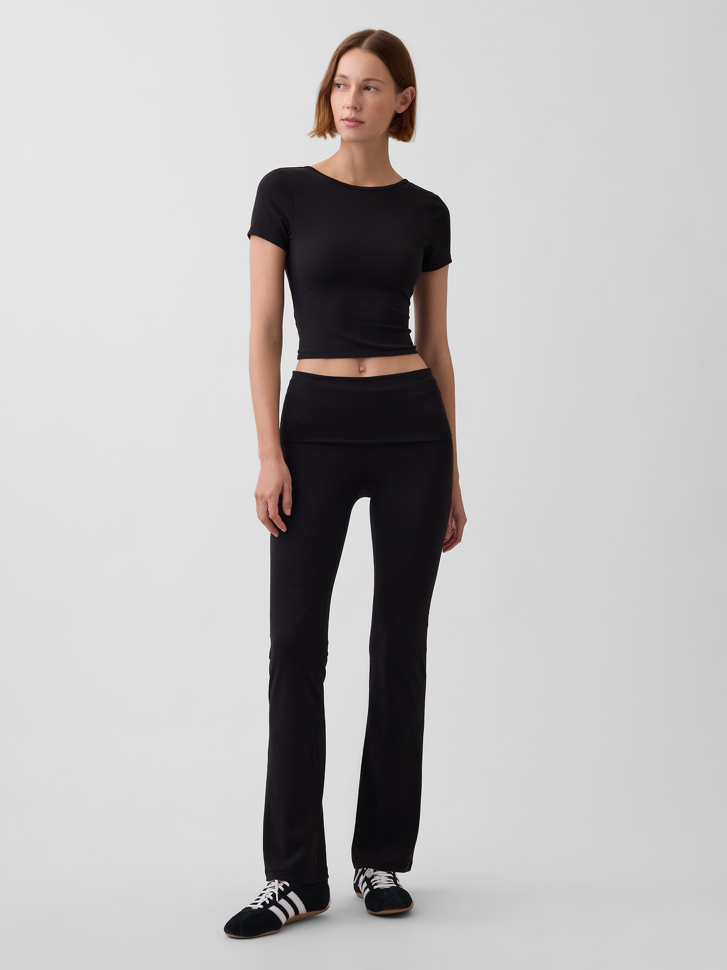 Женский топ Gap GapFit Smooth Reversible Wrap Crop Top, цвет: Чёрный — фото 2