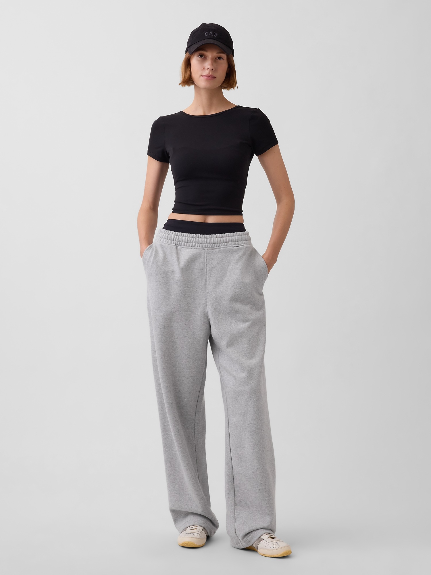 Женский топ Gap GapFit Smooth Reversible Wrap Crop Top, цвет: Чёрный — фото 4