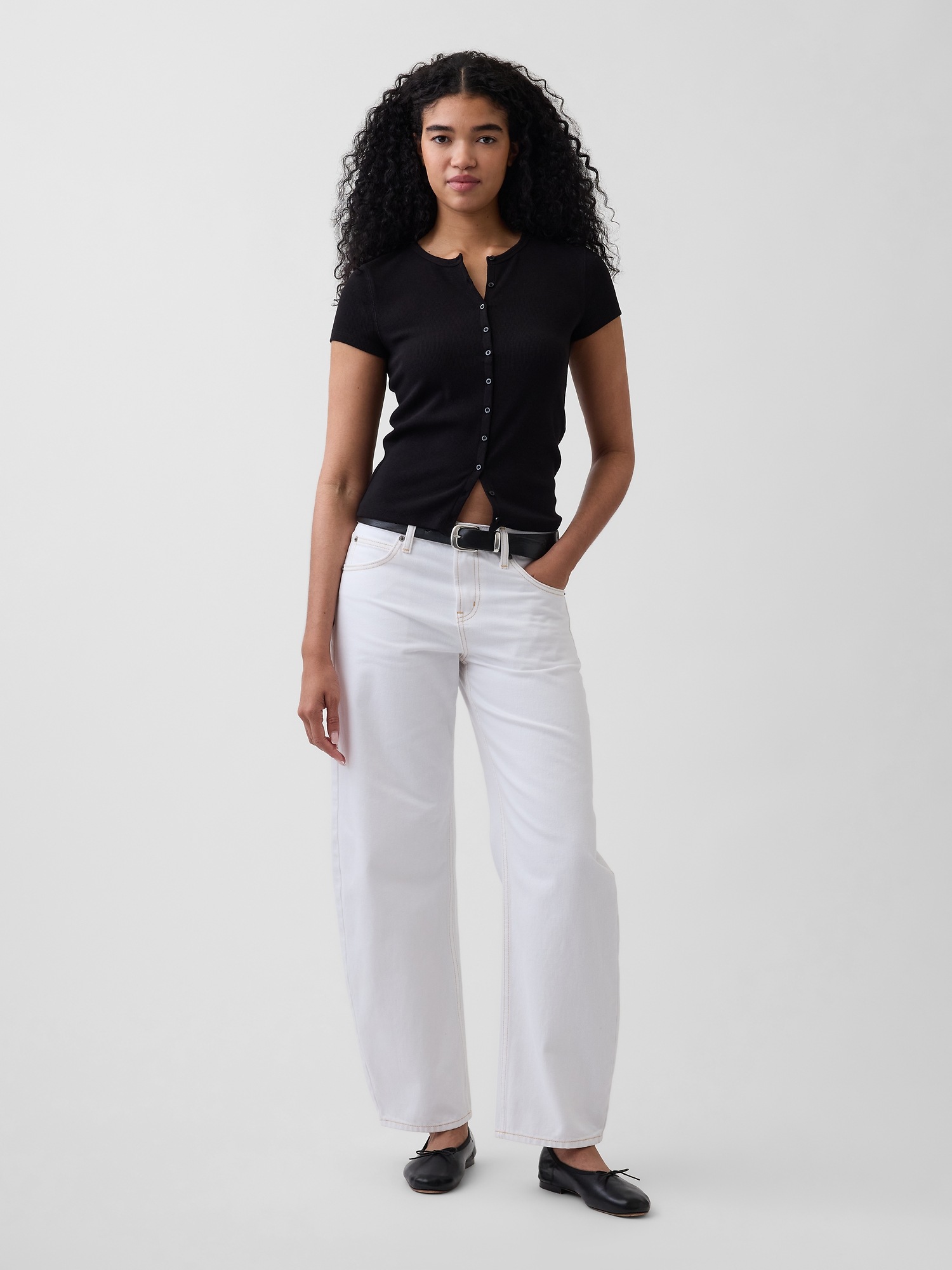 Женская футболка Gap Modern Rib Button-Front Crew, цвет: Чёрный — фото 2