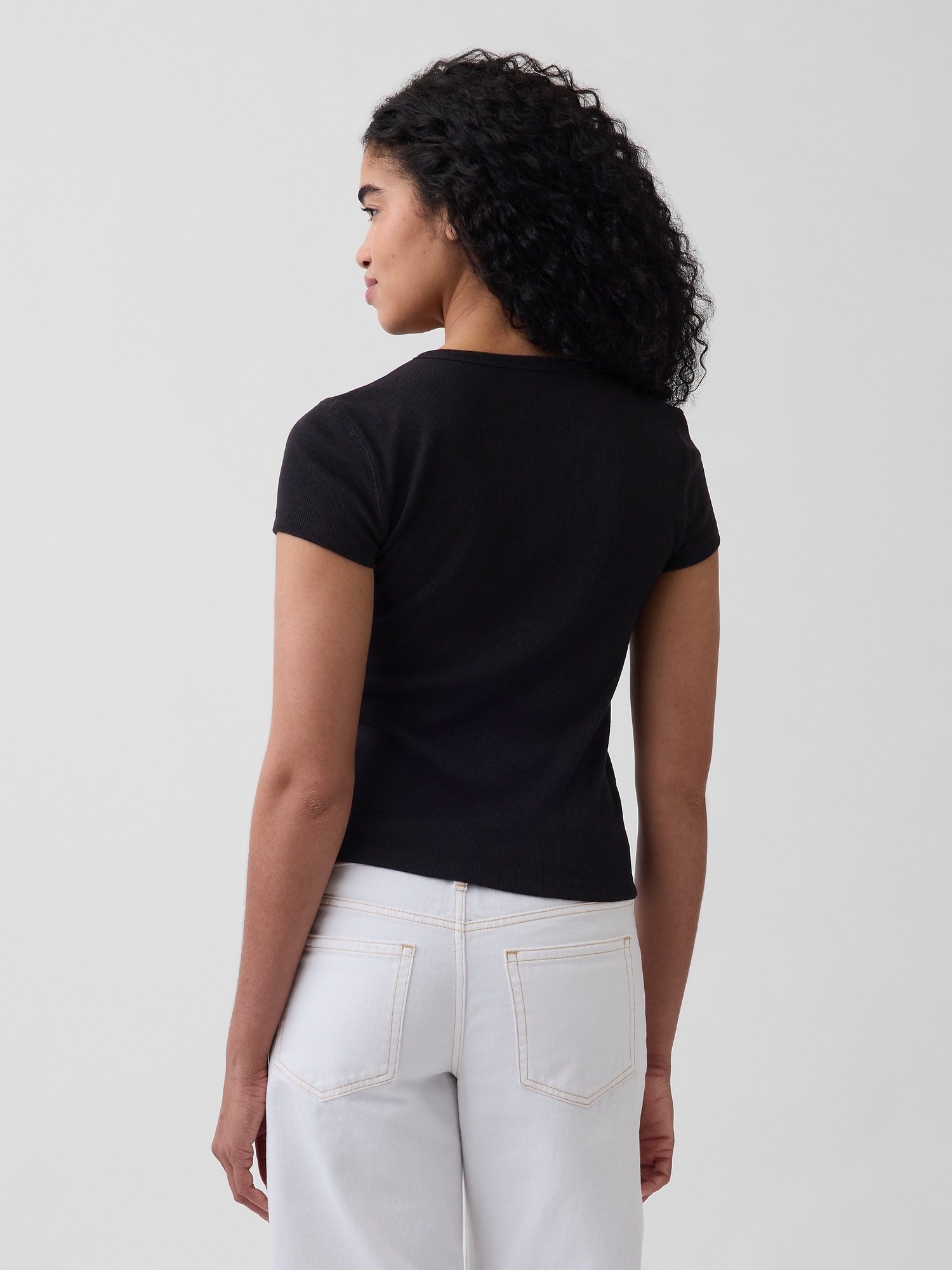 Женская футболка Gap Modern Rib Button-Front Crew, цвет: Чёрный — фото 3