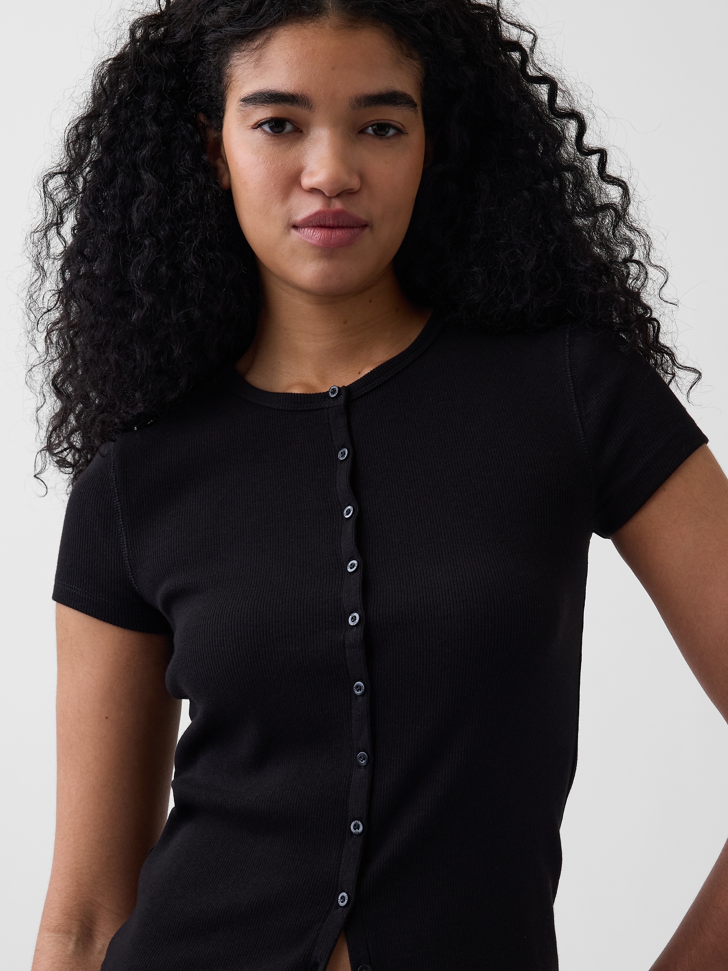 Женская футболка Gap Modern Rib Button-Front Crew, цвет: Чёрный — фото 4