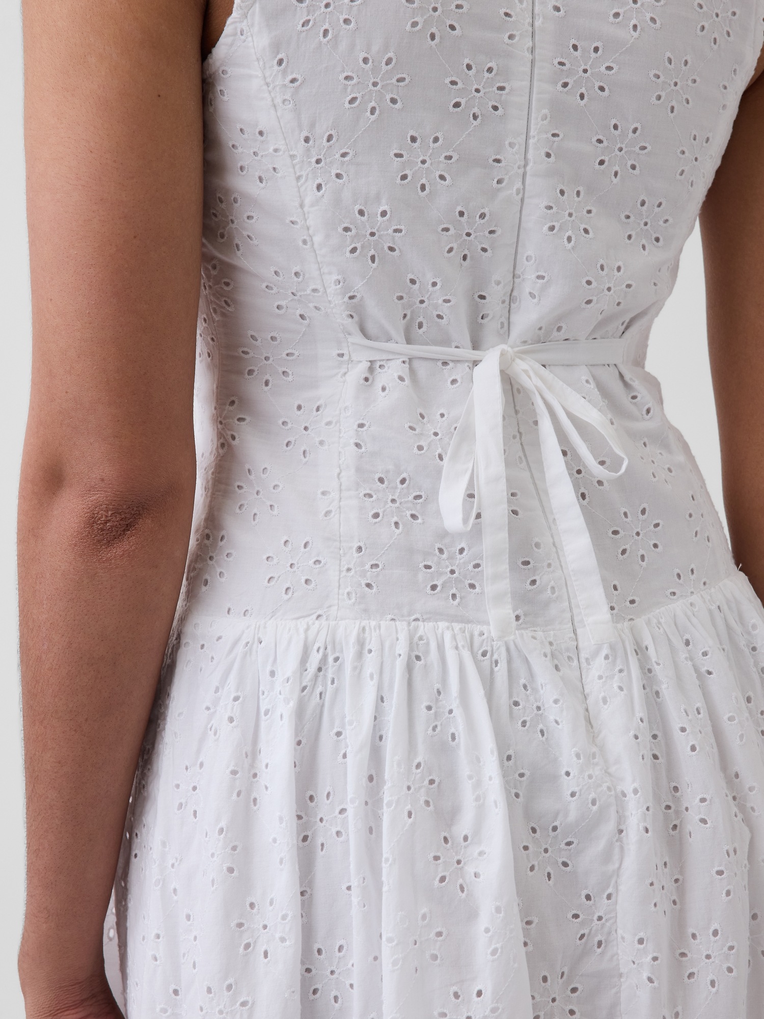 Женское платье Gap Eyelet Drop-Waist Maxi, цвет: Белый — фото 4