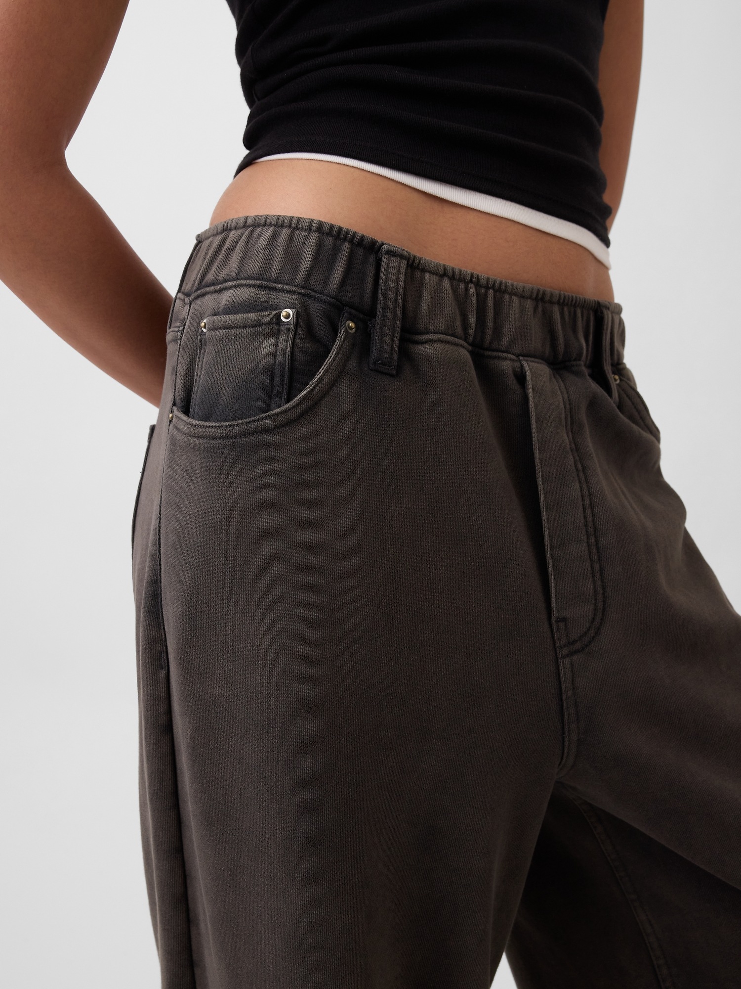 Женские джинсы Gap Heavyweight Easy Baggy Sweatpant, цвет: Чёрный варёный — фото 4