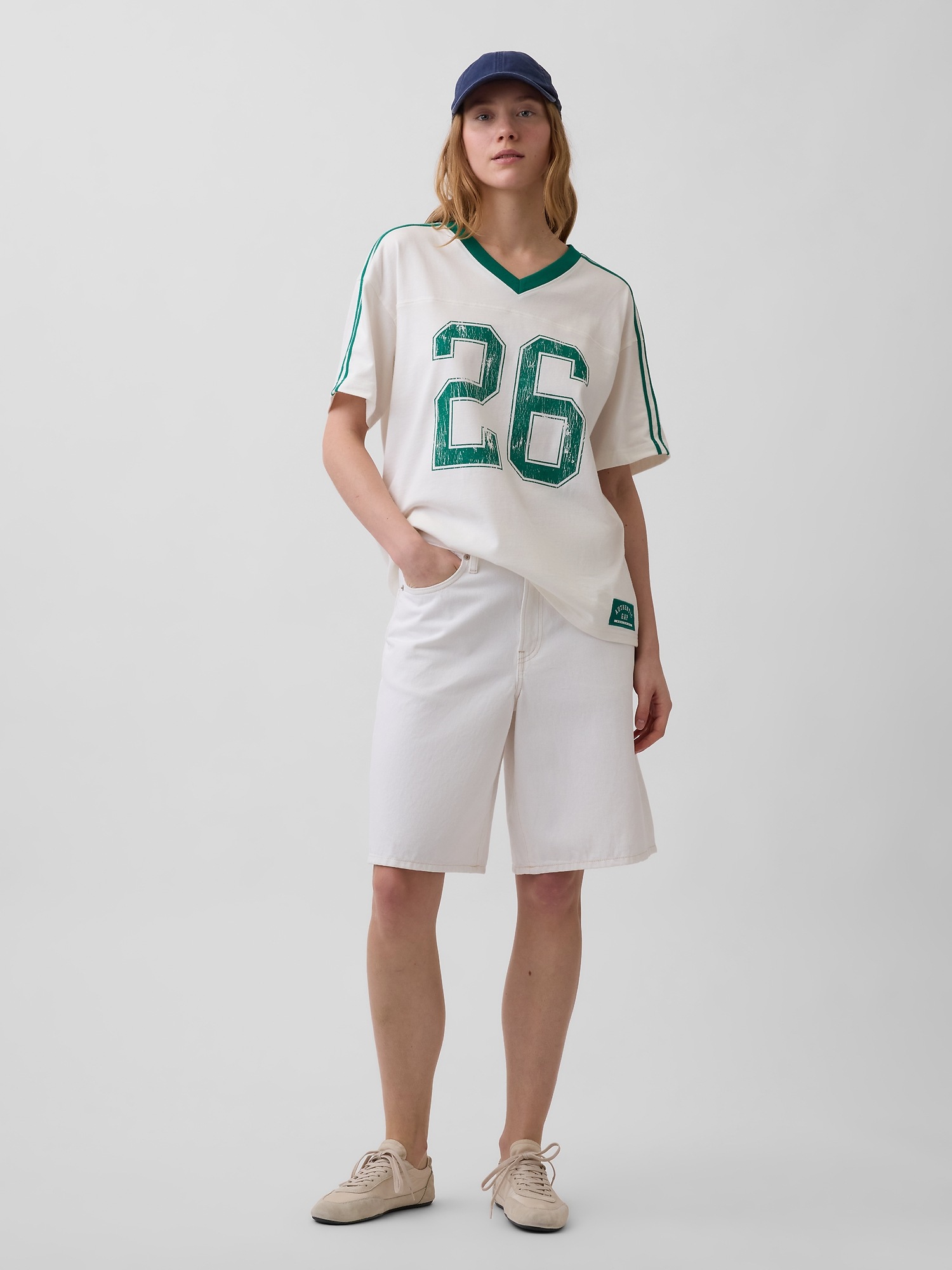 Женская футболка Gap Oversized Varsity Logo, цвет: Молочный белый — фото 2