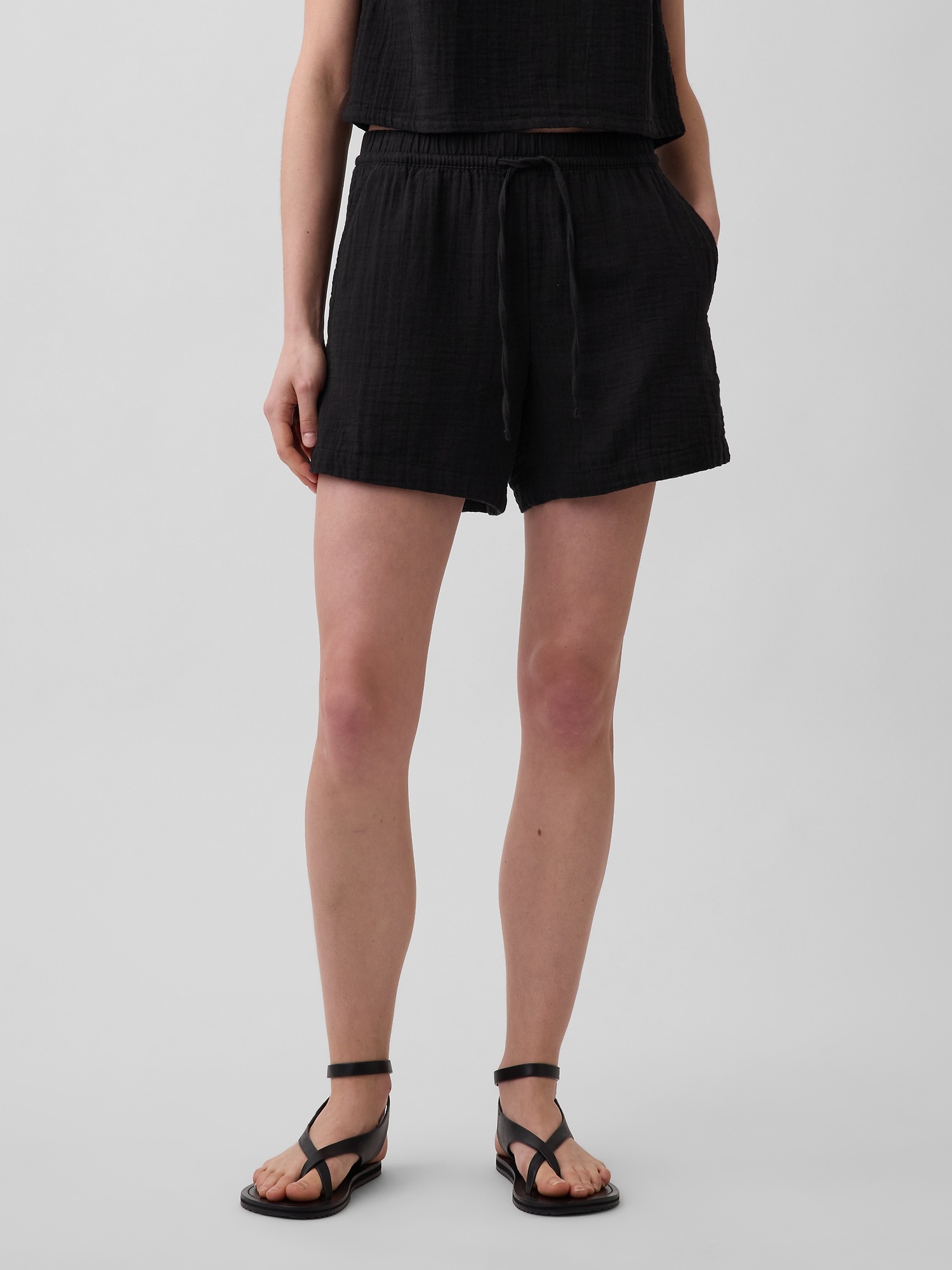 Женские шорты Gap 4" Mid Rise Cotton Gauze Easy, цвет: Чёрный — фото 2