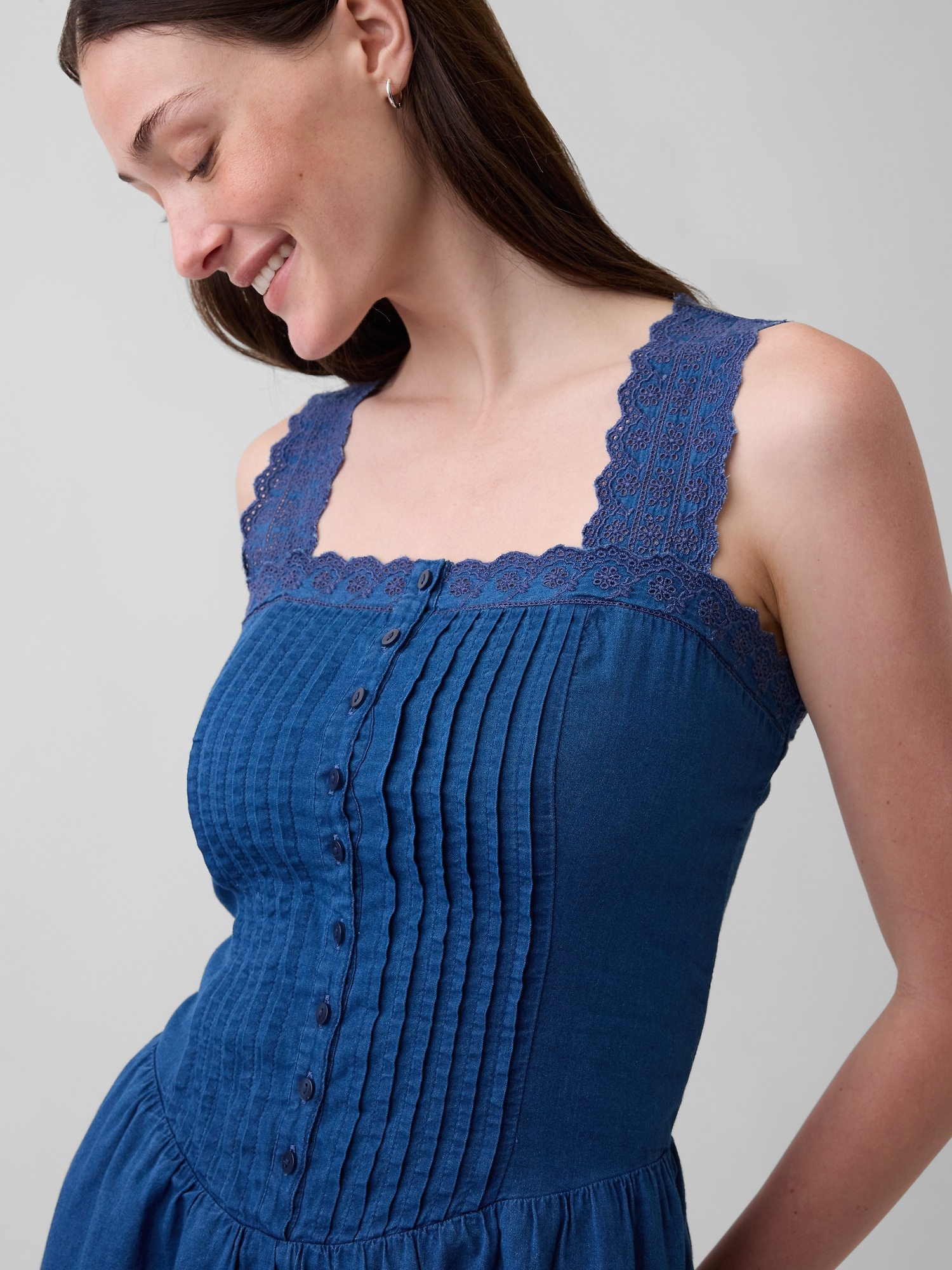 Женское платье Gap Pintuck Drop-Waist Mini, цвет: Средняя варка — фото 2