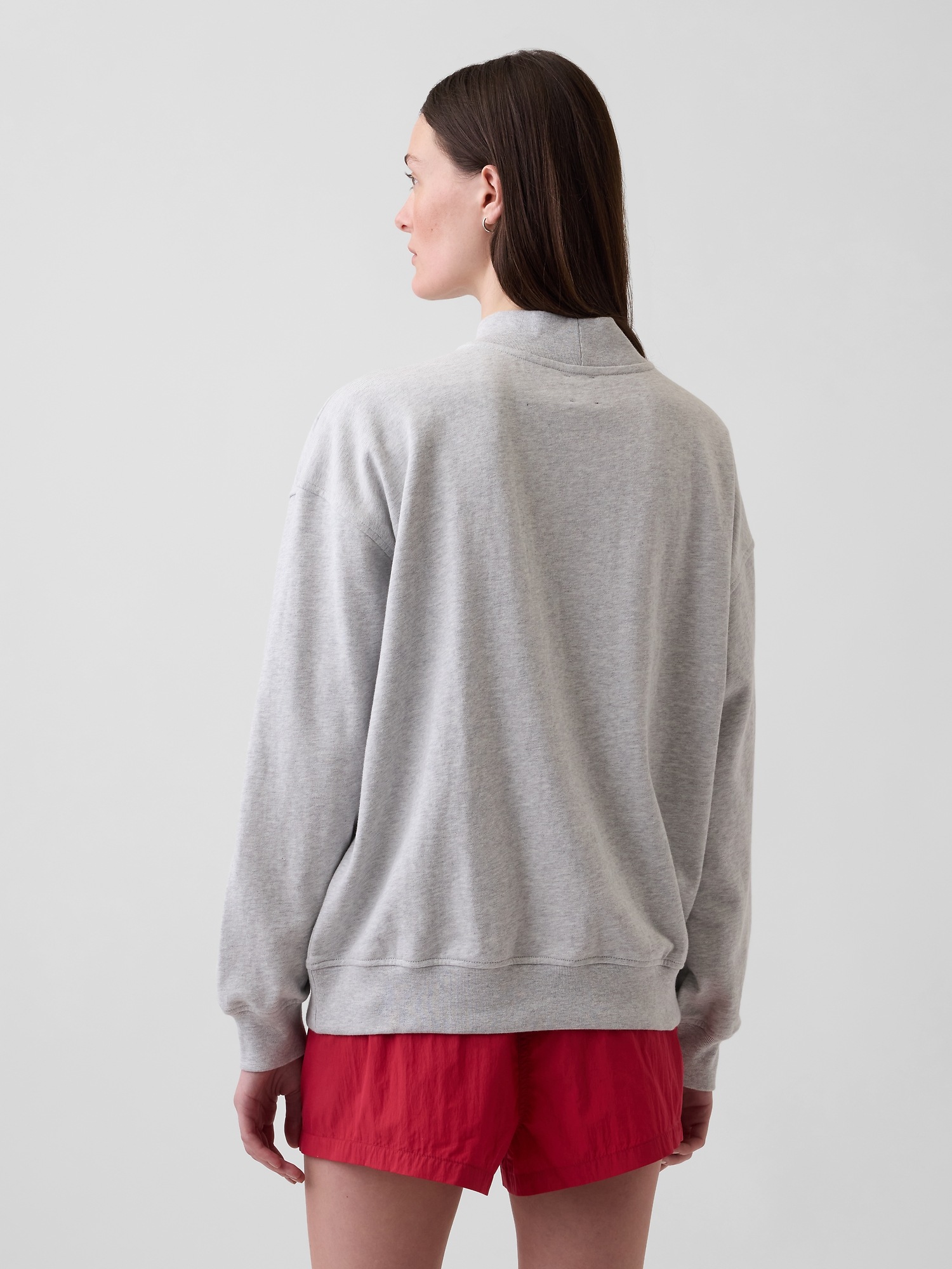 Женский свитшот Gap VintageSoft Terry Oversized Mockneck Logo, цвет: Меланжевый серый — фото 3