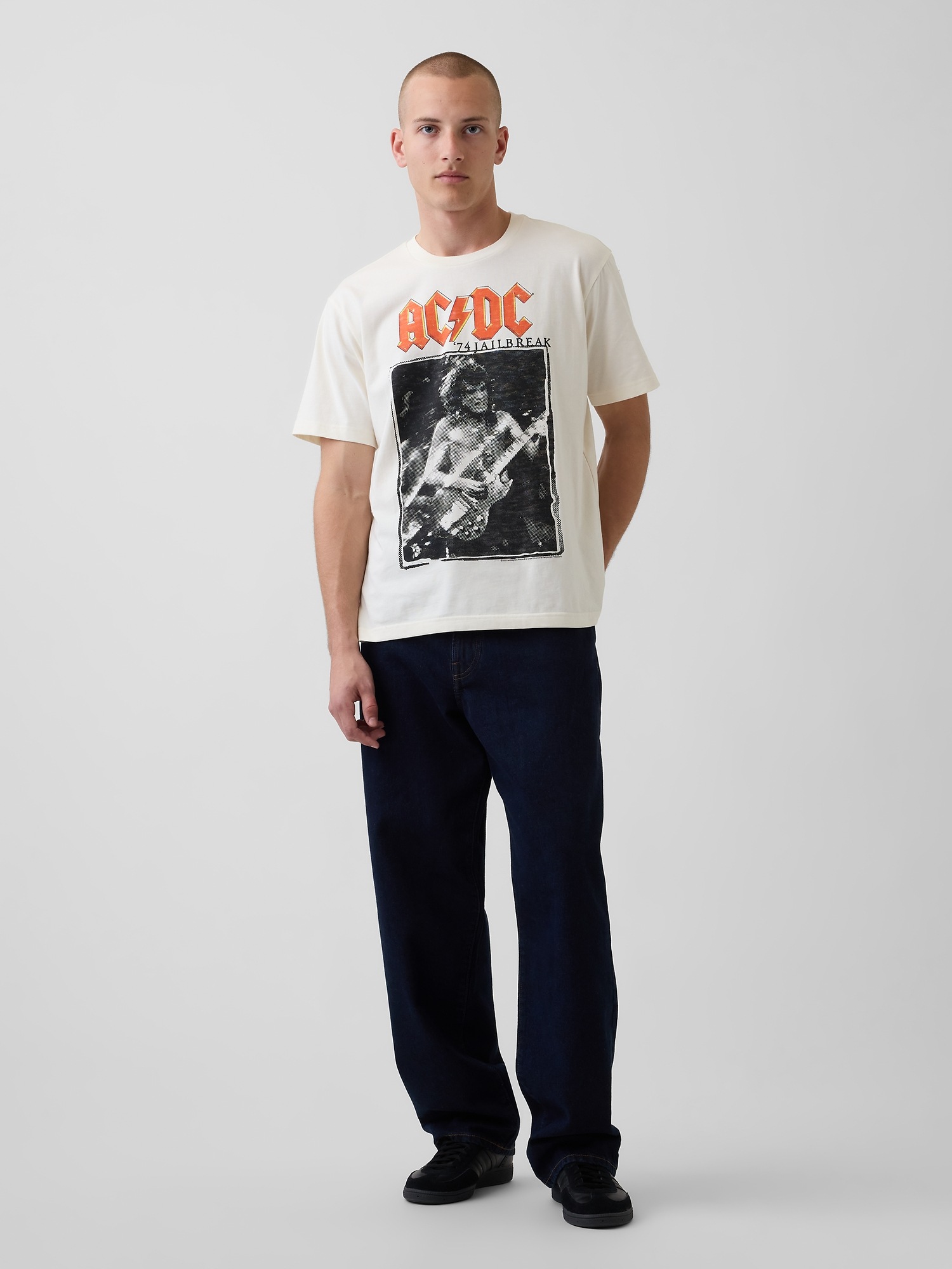 Мужские футболки Gap AC/DC Relaxed Graphic T-Shirt — фото 2