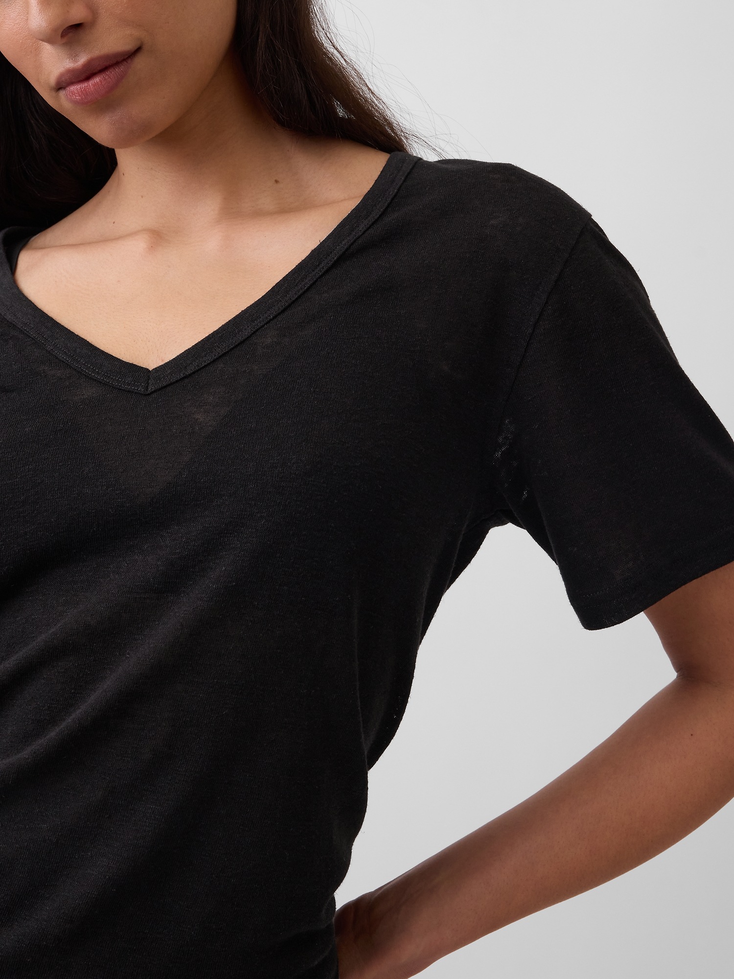 Женская футболка Gap Linen-Blend Relaxed V-Neck, цвет: Чёрный — фото 3