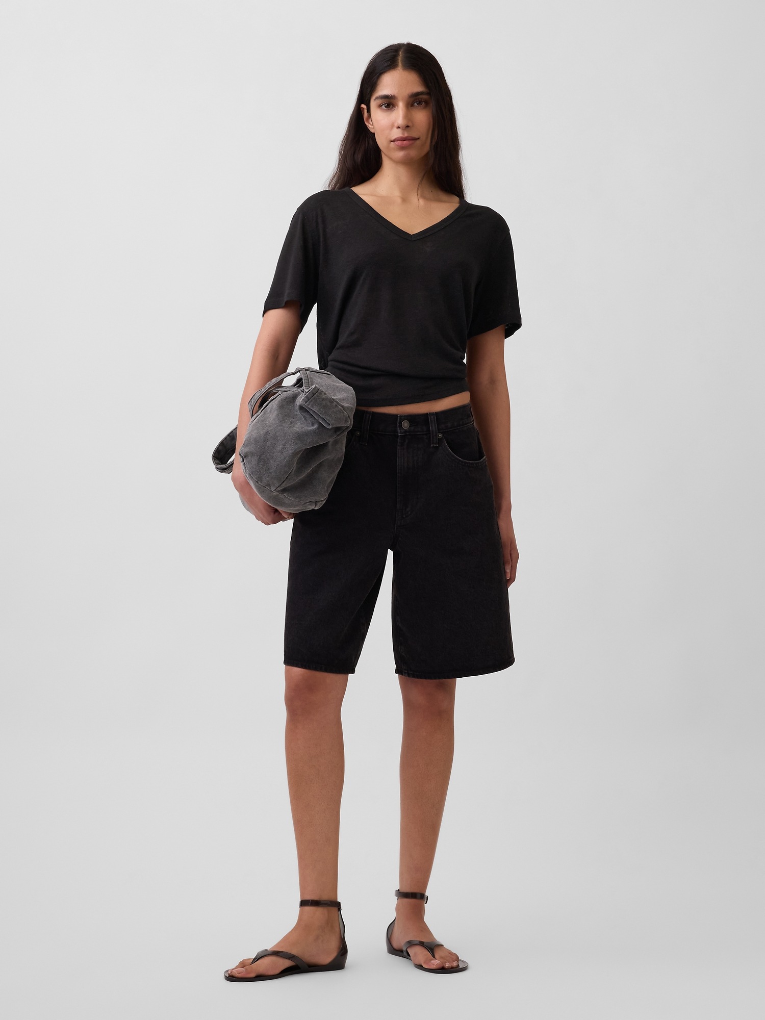 Женская футболка Gap Linen-Blend Relaxed V-Neck, цвет: Чёрный — фото 2