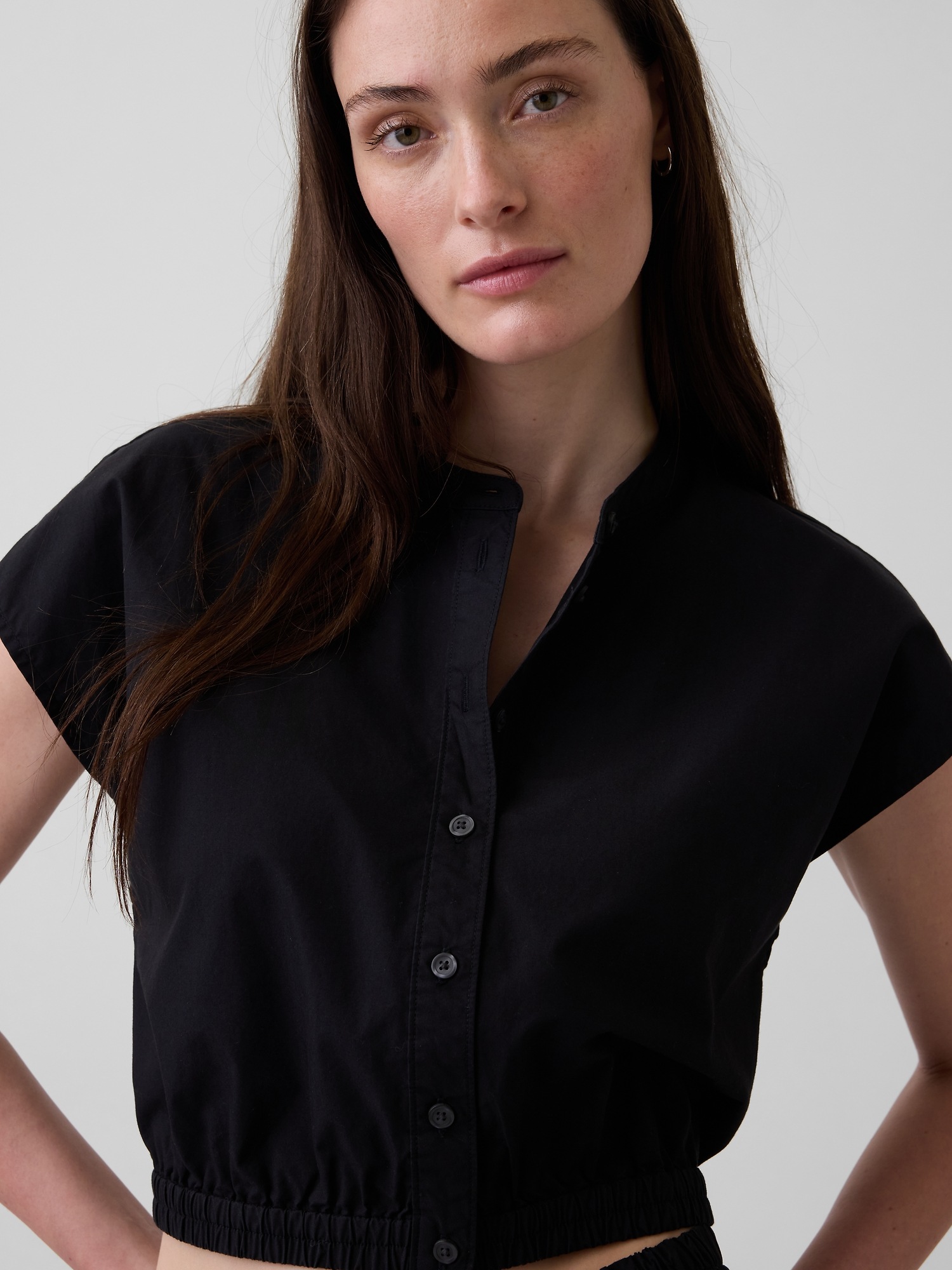 Женская рубашка Gap Poplin Cap-Sleeve Crop Shirt, цвет: Чёрный — фото 3