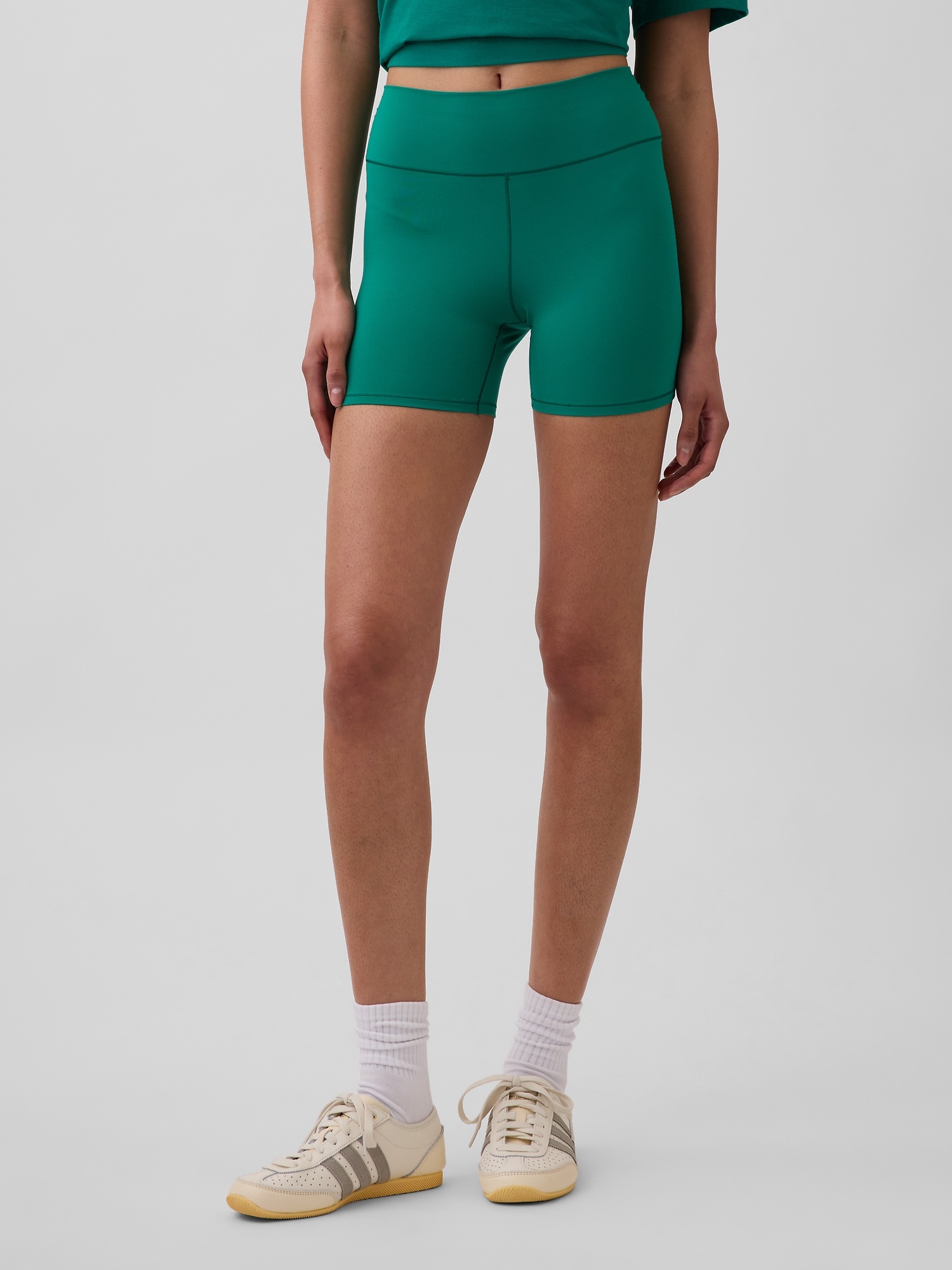 Женские шорты Gap 4" GapFit Smooth Bike Shorts, цвет: Зелёный — фото 2