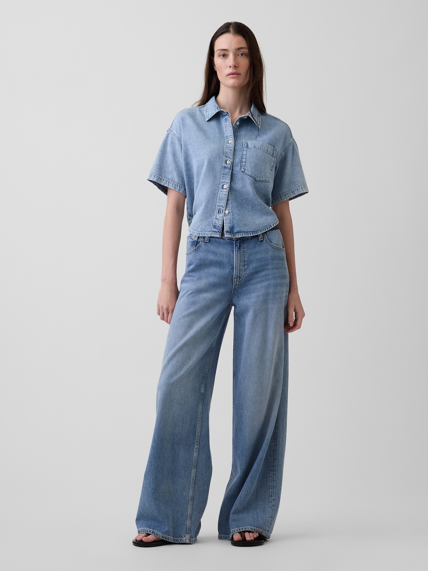 Женская рубашка Gap UltraSoft Denim Oversized Camp, цвет: Светлая варка — фото 2