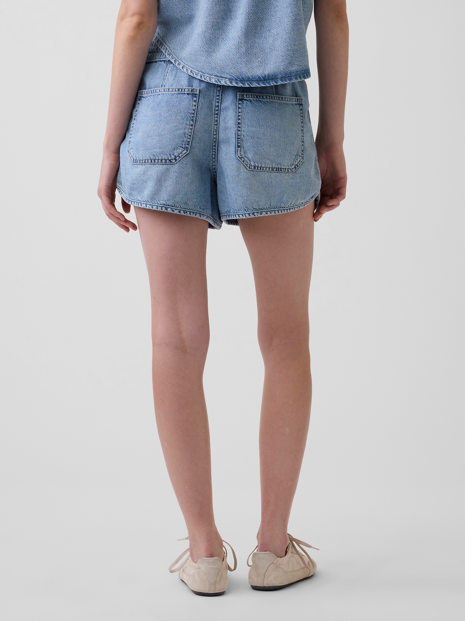 Женские шорты Gap Mid Rise UltraSoft Denim Easy Dolphin, цвет: Светлая варка — фото 4
