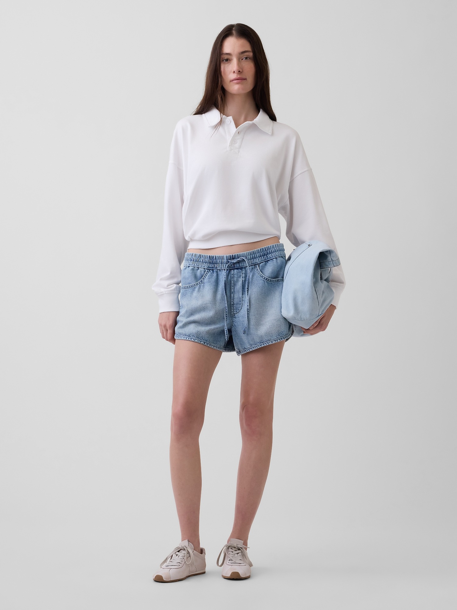 Женские шорты Gap Mid Rise UltraSoft Denim Easy Dolphin, цвет: Светлая варка — фото 6