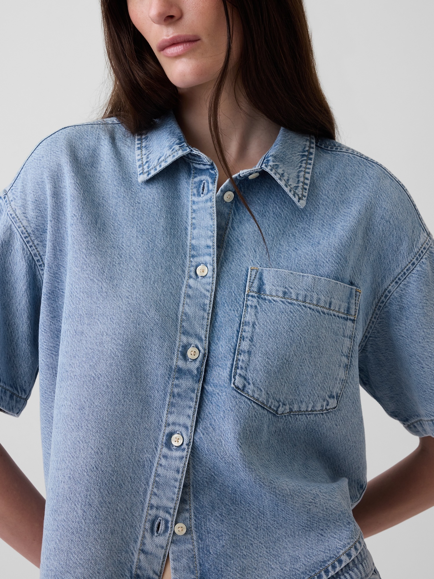 Женская рубашка Gap UltraSoft Denim Oversized Camp, цвет: Светлая варка — фото 3