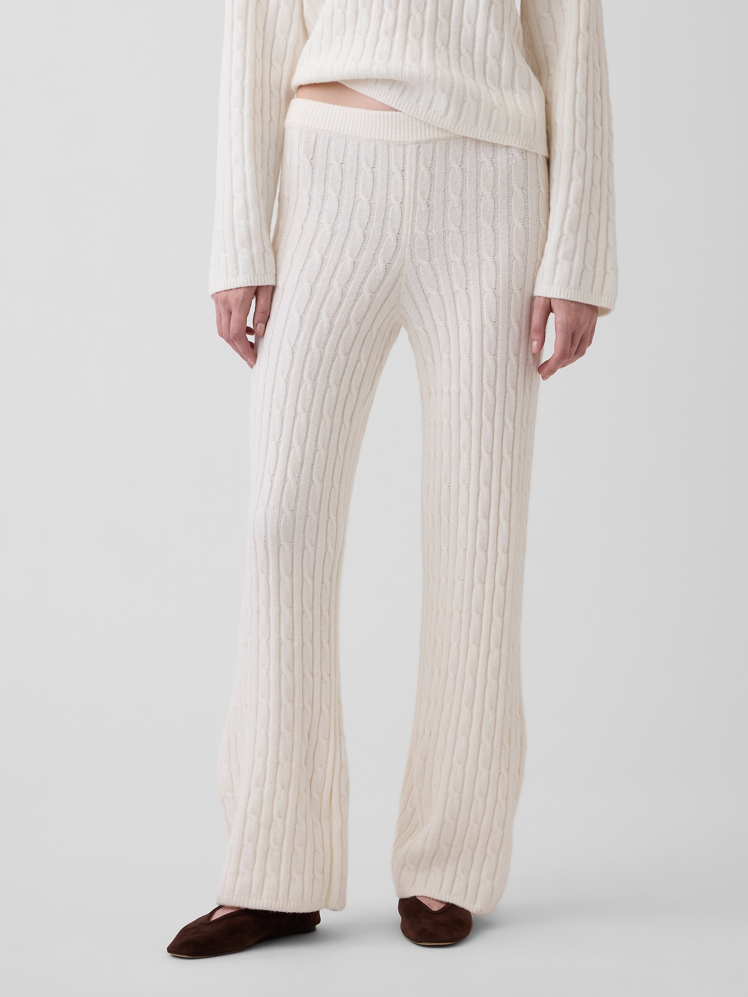 Женские брюки Gap CashSoft Relaxed Cable-Knit Sweater Pants, цвет: Слоновая кость бежевый — фото 2