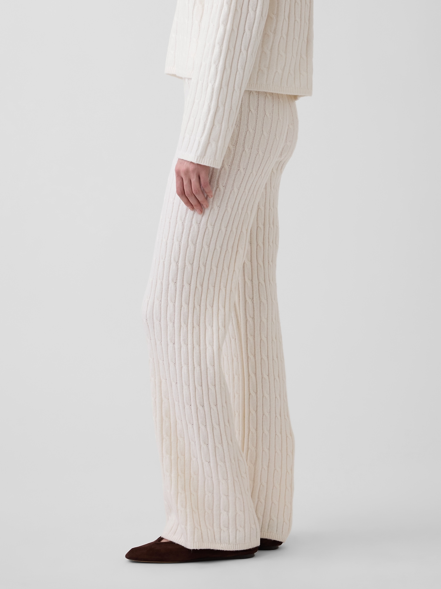 Женские брюки Gap CashSoft Relaxed Cable-Knit Sweater Pants, цвет: Слоновая кость бежевый — фото 3
