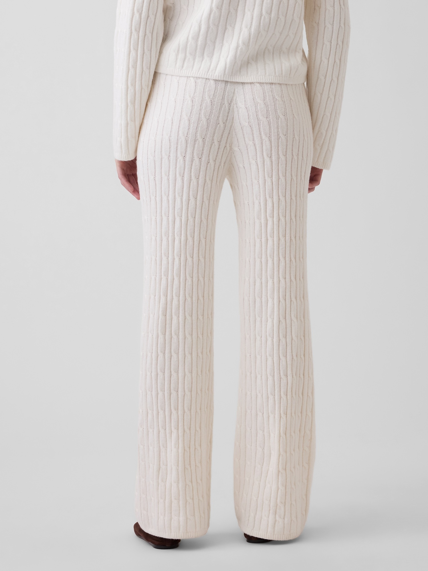 Женские брюки Gap CashSoft Relaxed Cable-Knit Sweater Pants, цвет: Слоновая кость бежевый — фото 4
