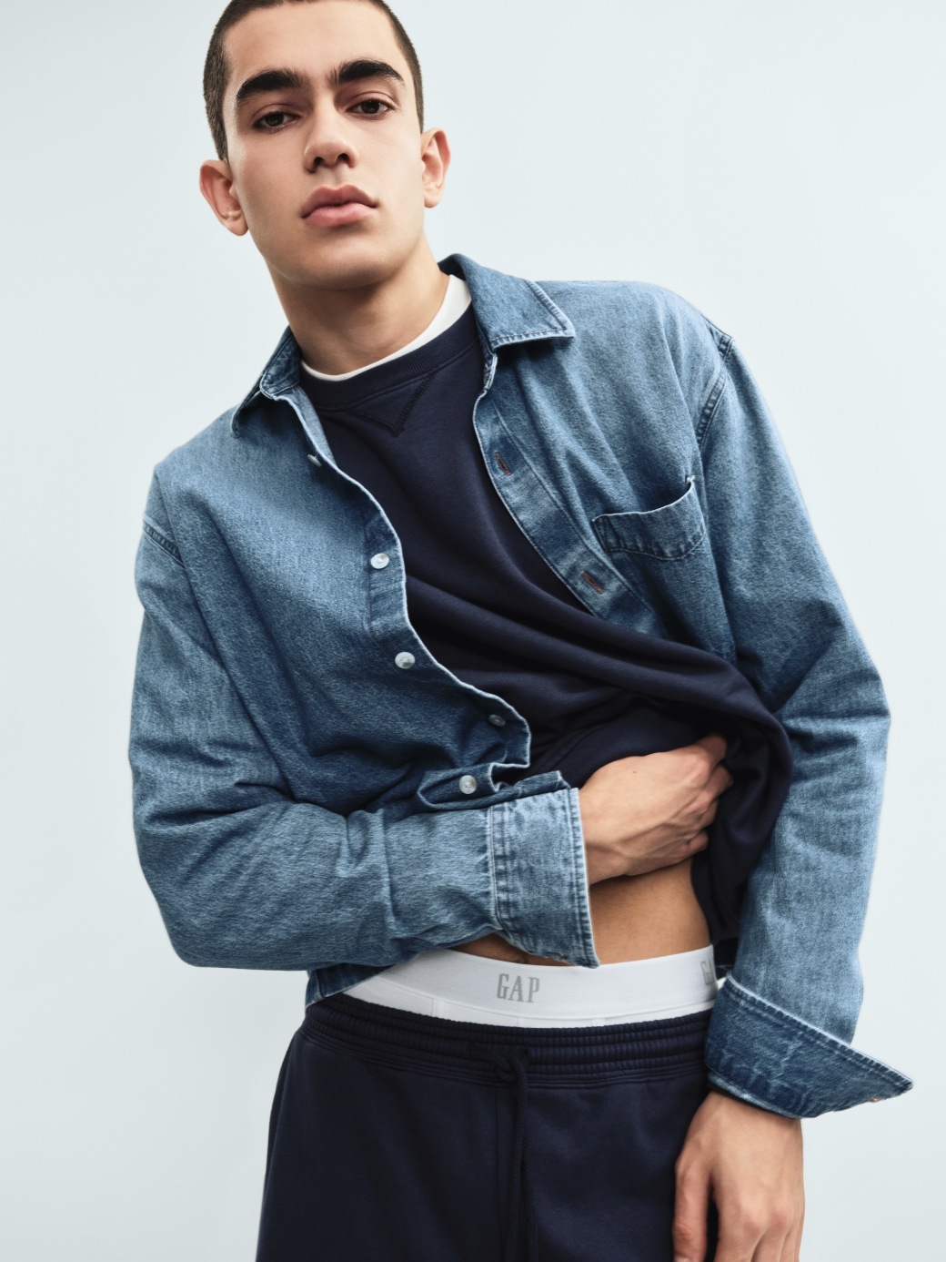 Мужские рубашки Gap Denim Relaxed Straight-Hem Pocket Shirt — фото 6
