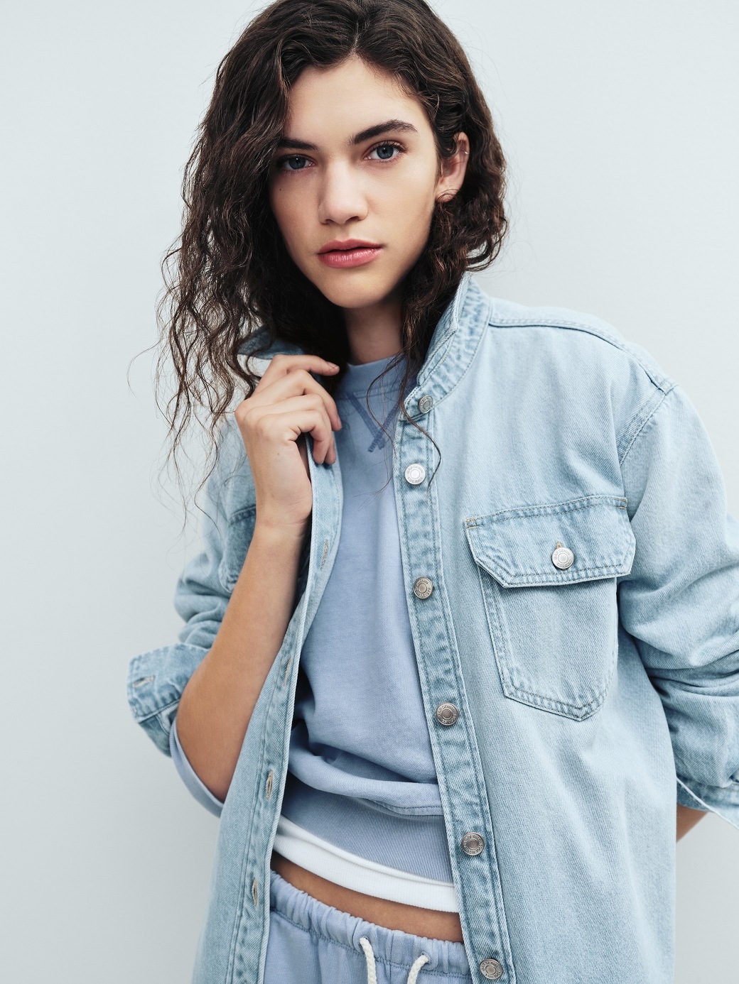 Женская куртка Gap Denim Western Shirt Jacket, цвет: Светлая варка — фото 7