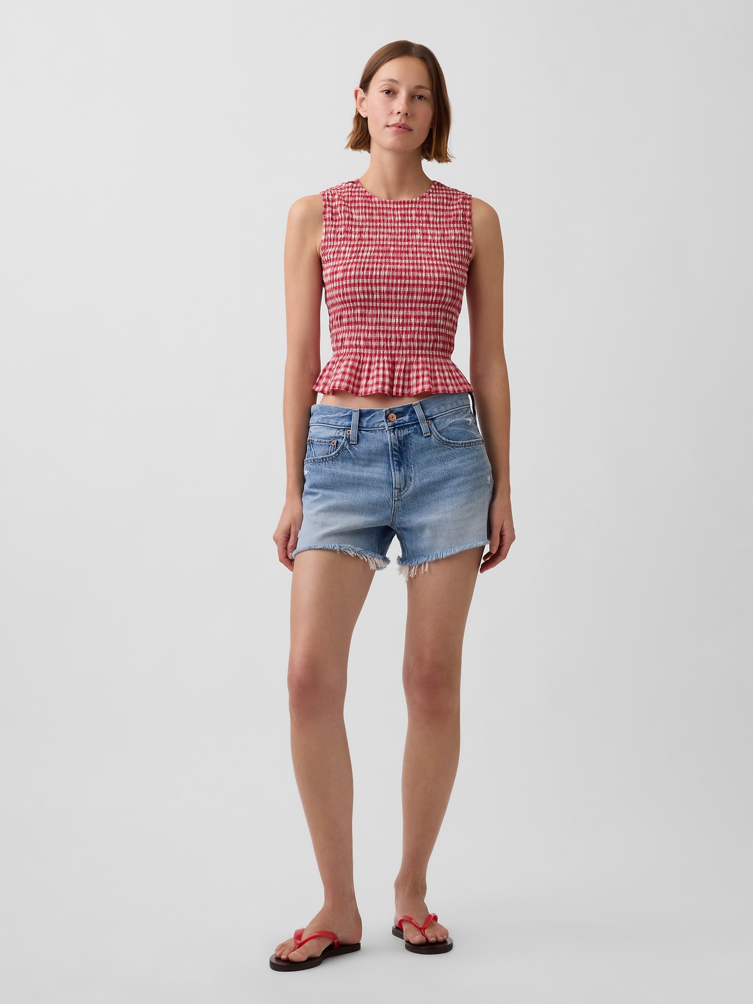 Женский топ Gap Smocked Gingham Crop Peplum Top, цвет: Красный в мелкую клетку — фото 2