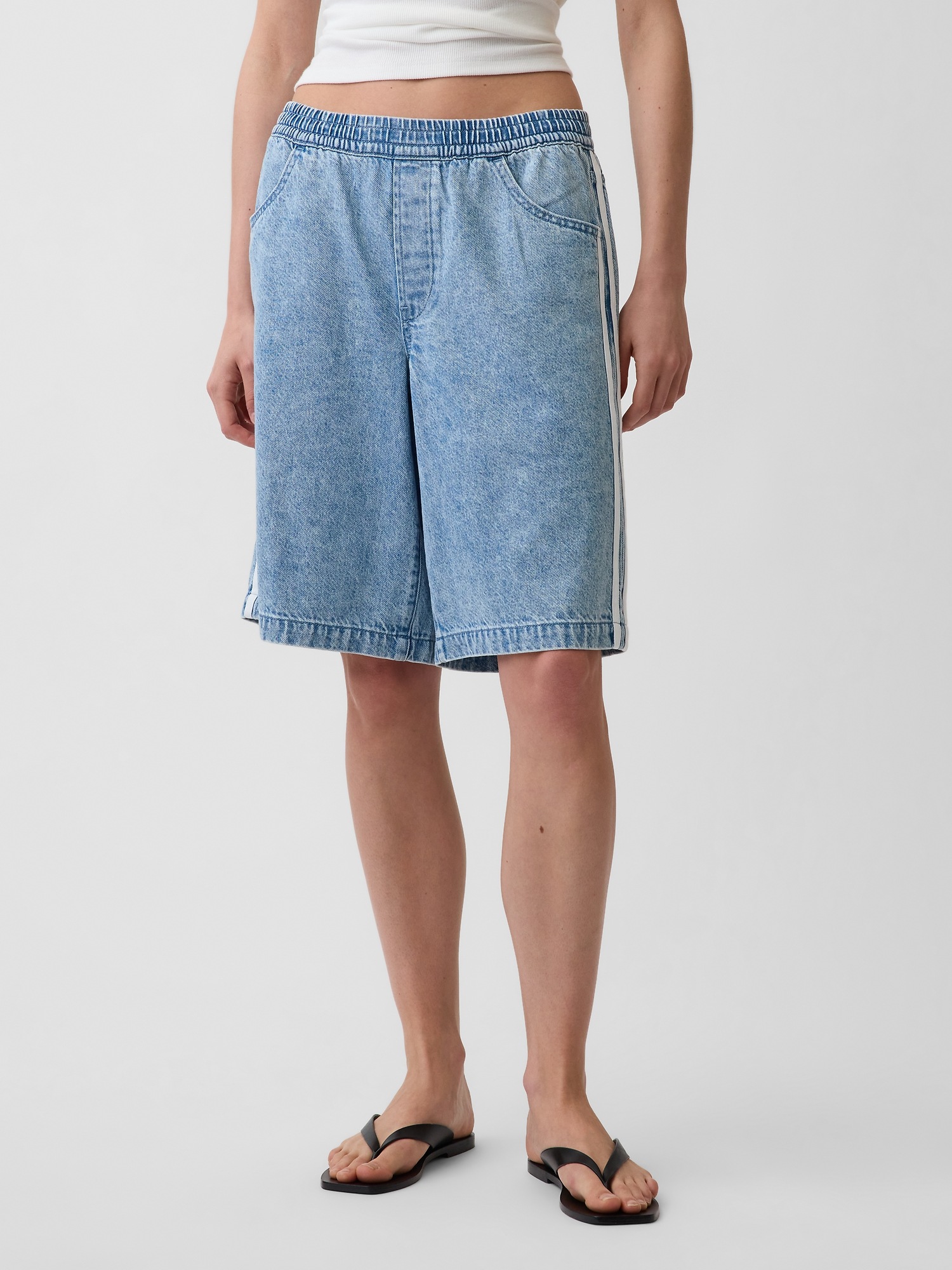 Женские шорты Gap 11" Mid Rise UltraSoft Easy Stripe Longline Denim Shorts, цвет: Светлый индиго — фото 2